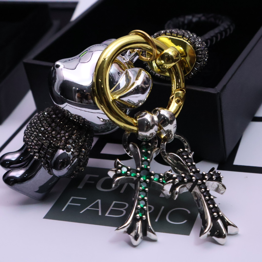 NO:106040,Comment [It looks so good] Who can refuse this cute and interesting bag keychain? It’s simply the top position in the cute world!  It is carefully crafted in Korean cartoon style, and its soft and cute appearance instantly hits the girl's heart. The whole body is made of environmentally friendly PVC material, which feels great. The electroplating process on the surface not only makes it look full of texture, but also wear-resistant and resistant to fabrication, and is brand new as before when used for a long time. In addition, shining rhinestones, purely hand-in-hand inlaid, firm and not easy to fall off. In the sun, it reflects a delicate and charming light, and the sense of high-end and exquisiteness is full of. Whether it is hanging on a bag as a personalized ornament or a car keychain, it can demonstrate your unique taste. This keychain is also a great couple gift. One person, let this lovely pair of magic fights witness your sweet daily life and become an exclusive romantic token. Whether it is going out on the street, commuting, or traveling, it can become your fashionable little draw, easily enhance your overall outfit atmosphere, and take it home quickly!  ,Garment boutique,chrome hearts,keychain19860909批［太好看啦］ 克罗心包扣谁能拒绝这只萌趣爆棚的包扣钥匙扣简直是可爱界的顶流担当！ 它以韩国卡通风格精心打造,软萌的模样瞬间击中少女心.全身采用环保PVC材质,手感超棒.表面的电镀工艺,不仅让它看起来质感满满,还耐磨抗造,长久使用也崭新如初.再加上一颗颗闪耀的水钻,纯手工镶嵌,牢固不易脱落,在阳光下,折射出细碎迷人的光芒,高级感与精致感拉满 ,无论是挂在包包上当作个性挂饰,还是作为车钥匙扣,都能彰显你的独特品味这个钥匙扣还是超赞的情侣礼物.一人一个,让这对可爱的法斗见证你们的甜蜜日常,成为专属的浪漫小信物. 无论是日常出街、通勤,还是旅行,它都能成为你的时尚小搭子,轻松提升你的整体穿搭氛围感,快把它带回家吧！,饰品精品,chrome hearts,keychain,Jewelry