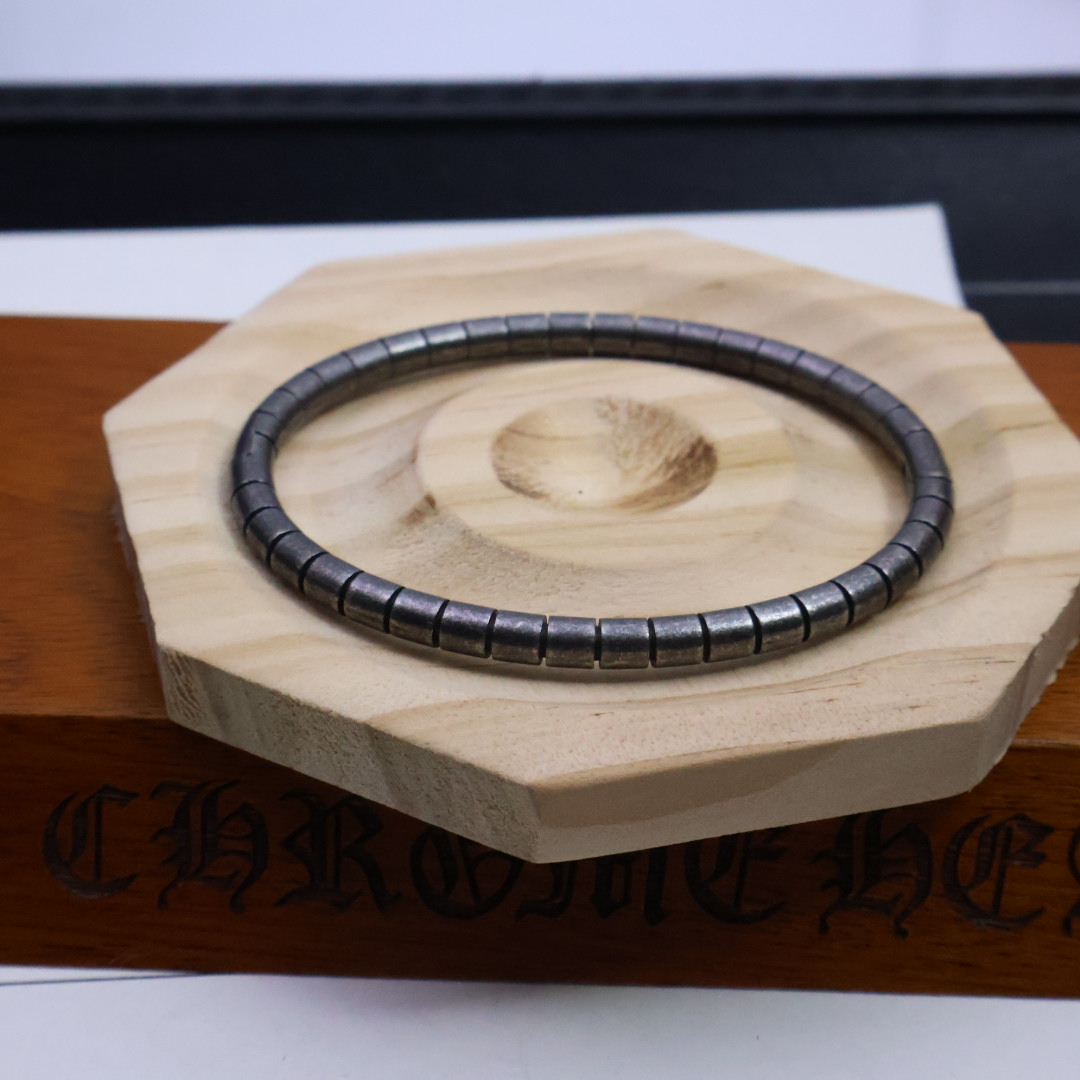 NO:114282,Crowing the show is the Croxin bracelet. The bracelet, the explosion of Italian luxury and street trends!  Craftsmanship replica, 1:1, surpassing the original in all directions. Top alloy material is forged with high temperature. Every time the wrist turns, it is like a beacon that ignites the street trend, releasing the fearless aura. The double G logo overlaps strongly, and the classic stripes and dark patterns are like hidden fashion passwords. The 360° three-dimensional carving process carries the brand’s background into every inch of metal. The bracelet body hides a personalized mechanism, retro and old plating, and every trace of time is a brief history of the trend pioneer, engraving the rebellion and breakthroughs against the conventional. A dream choice for details control!  The carving spacing is accurate to 0.01mm, and the texture of the micron-level replica counter is replicated. When you wear it, you will instantly have the eye-catching aura of 60WOO  luxury products, becoming the focus of the street. Ergonomic design, the curve of the opening fits the wrist, the more you wear it, the more unrestrained temperament it looks. The double bracelet is stacked, completing the passionate ritual of the trendy partner, is your trendy tacit understanding. This is the ultimate killer of street trends, and the scepter of personality in your hand. Having it, injects soul into your outfits and becomes the coolest existence on the street. Confidence comes from quality!  If you can't wear it, the same cool feeling will be fully refunded   mental loss fee!  This is our commitment and absolute confidence in quality. New luxury trends # Italian aesthetic pioneer # Trend key # Wearing it will explode the streets without being wild or not wearing | No cool or not selling | Countdown to trends at the wrist | Ready, jewelry boutiques, chrome hearts, bracelet19860909批燃情登场 克罗心手镯 手镯,意式奢华与街头潮流的炸裂碰撞！ 匠心复刻,1:1 全方位超越原版.顶级合金材质高温锻造,每一次手腕的转动,都似点燃街头潮流的烽火,释放无畏气场. 双G标志强势交叠,经典条纹暗纹如隐匿的时尚密码,360° 立体雕花工艺,将品牌底蕴刻入每一寸金属. 镯身暗藏个性机关,复古做旧镀层,每一道岁月痕迹,都是潮流先锋的不羁简史,镌刻着对常规的叛逆与突破. 细节控的梦幻之选！雕花间距精确到0.01mm,微米级复刻专柜质感,戴上它,瞬间拥有60WOO 奢品的吸睛气场,成为街头焦点 人体工学设计,开口弧度贴合手腕,越戴越显不羁气质.  双镯叠戴间,完成潮流伙伴的热血仪式,是专属你们的潮流默契.这是街头潮流的终极杀器,是 手中的个性权杖.拥有它,为你的穿搭注入灵魂,成为街头最酷的存在 自信源于品质！若戴不出 同款酷感,全额退款 精神损失费！这是我们的承诺,也是对品质的绝对自信. 奢品新潮流 # 意式美学先锋 # 潮流密钥 # 佩戴即炸街 不野不戴｜不酷不卖｜腕间潮流倒计时｜  已就绪,饰品精品,chrome hearts,bracelet,Jewelry