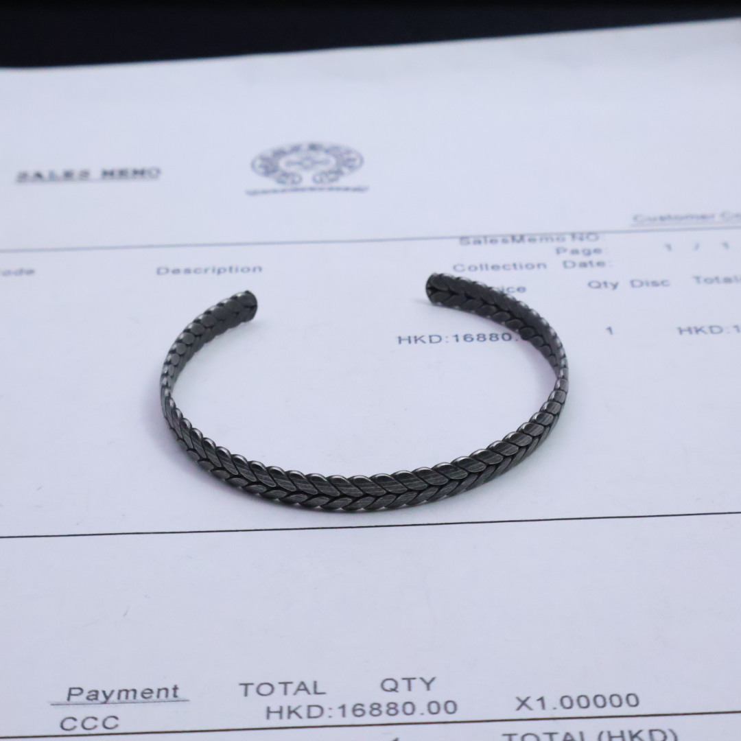 NO:111436,Closing [Dark Silver Fission] Crowxin's opening bracelet Doomsday aesthetic critical strike: cliff crushing | lava casting | wrist opening and closing is Gothic violence switch Cross ate mark biting | Scout flower dark pattern spiral strangulation | 360° thorn fission three-dimensional carving There is a hidden doomsday mechanism at the opening | gray oxygen battle damage coating | Each oxidation crack is a brief history of the time of the rebels. The rivet spacing is accurate to 0.01 | pore-level replica counter sand surface texture, wear out   silver suppression feeling | opening arc is secretly in line with ergonomics, the more you wear it, the more you lock the soul. The double bracelet is completed with the underground lover's ritual. The factory cuts off the meridians and releases the shipment | Darkness ultimate Can't be worn?  Full refund of the melt casting   mental loss fee!  #Silver Guillotine #Gothic Mechanical Aesthetics #Cross Doom Code #Declare war when you speak, don't wear it | Don't be crazy and don't sell | Countdown to the nucleus of the wrist bone | Loaded, jewelry quality, chrome hearts, bracelet19860909批［暗银裂变］ 克罗心开口手镯 末日美学暴击  :断崖式碾压｜熔岩浇铸｜腕间张合即是哥特式暴力开关  十字架噬痕咬合｜童军花暗纹螺旋绞杀｜360°荆棘裂变立体雕纹  开口处暗藏末日机关｜灰氧战损镀层｜每道氧化裂痕都是反叛者时间简史  铆钉间距精确到0.01｜毛孔级复刻专柜砂面肌理 戴出 银器镇压感  ｜开口弧度暗合人体工学 越戴越锁死灵魂  双镯开合间完成地下恋人的契仪式  工厂自断经脉放货件｜暗黑系终极  戴不出？熔铸退全款 精神损失费！ #银器断头台 #哥特机械美学 #克罗心末日代码 #开口即宣战  不疯不戴｜不狂不卖｜腕骨核爆倒计时｜已上膛,饰品精品,chrome hearts,bracelet,Jewelry