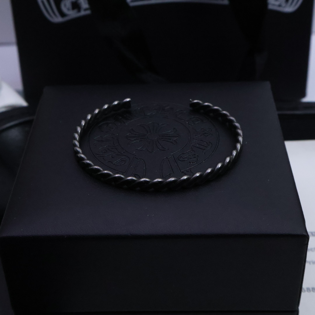 NO:112759,Closing [Dark Silver Fission] Crowxin's opening bracelet Doomsday aesthetic critical strike: cliff crushing | lava casting | wrist opening and closing is Gothic violence switch Cross ate mark biting | Scout flower dark pattern spiral strangulation | 360° thorn fission three-dimensional carving There is a hidden doomsday mechanism at the opening | gray oxygen battle damage coating | Each oxidation crack is a brief history of the time of the rebels. The rivet spacing is accurate to 0.01 | pore-level replica counter sand surface texture, wear out   silver suppression feeling | opening arc is secretly in line with ergonomics, the more you wear it, the more you lock the soul. The double bracelet is completed with the underground lover's ritual. The factory cuts off the meridians and releases the shipment | Darkness ultimate Can't be worn?  Full refund of the melt casting   mental loss fee!  #Silver Guillotine #Gothic Mechanical Aesthetics #Cross Doom Code #Declare war when you speak, don't wear it | Don't be crazy and don't sell | Countdown to the nucleus of the wrist bone | Loaded, jewelry quality, chrome hearts, bracelet19860909批［暗银裂变］ 克罗心开口手镯 末日美学暴击  :断崖式碾压｜熔岩浇铸｜腕间张合即是哥特式暴力开关  十字架噬痕咬合｜童军花暗纹螺旋绞杀｜360°荆棘裂变立体雕纹  开口处暗藏末日机关｜灰氧战损镀层｜每道氧化裂痕都是反叛者时间简史  铆钉间距精确到0.01｜毛孔级复刻专柜砂面肌理 戴出 银器镇压感  ｜开口弧度暗合人体工学 越戴越锁死灵魂  双镯开合间完成地下恋人的契仪式  工厂自断经脉放货件｜暗黑系终极  戴不出？熔铸退全款 精神损失费！ #银器断头台 #哥特机械美学 #克罗心末日代码 #开口即宣战  不疯不戴｜不狂不卖｜腕骨核爆倒计时｜已上膛,饰品精品,chrome hearts,bracelet,Jewelry