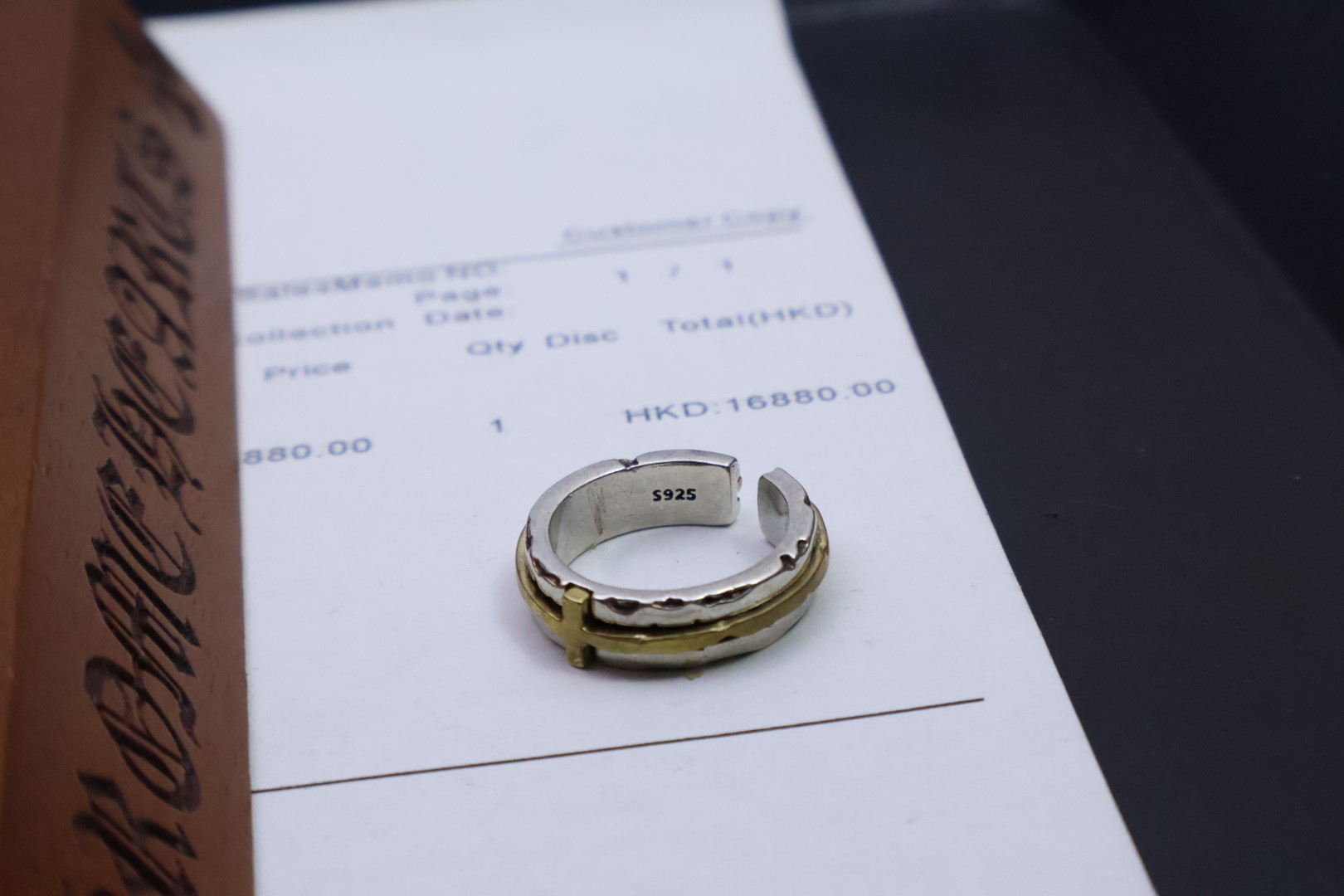 NO:106487,[New Products are on the Shelves] Crowsin Ring is cool and broken cross S925 sterling silver brass destruction cross open ring retro old adjustable ring niche retro trendy brand men index finger middle finger ring, this ring is undoubtedly a fashion item worth investing in. Whether it is a gift to reward yourself or to give it to your loved one, it is an excellent choice. Different pattern design styles show uniqueness Cross Scout Flower 925 is the logo of Crowsin, so it lasts for more time. Genuine version Chrome Hearts Crowsin Retro old gray oxygen level. ~ Trendy fashion must have trendy fashion, rock punk silver style retro elements Couple style full of fashion sense, must-sell on the picture, direct sales from the manufacturer, personalized versatile trendy versatile style. Opening style, jewelry boutique, chrome hearts, chrome  hearts,ring,pure silver19860909批［新品上架］ 克罗心戒指酷爆了破损十字架S925纯银镶黄铜破坏十字开口戒指复古做旧可调节指环 小众复古潮牌男士食指中指指环,这款戒指无疑是一个值得投资的时尚单品,不论是作为犒赏自己的礼物,还是送给你心爱的人,都是一种绝佳的选择.造型不同的花纹设计风格 呈现出与众不同 十字架 童军花925是克罗心的标志所以更经久不衰 正品打版Chrome Hearts克罗心区复古做旧灰氧程度.～潮流时尚必备 潮流时尚,摇滚朋克泰银风格 复古元素 情侣同款时尚感十足上图必卖,厂家直销,个性百搭潮流百搭款.开口款,饰品精品,chrome hearts,chrome hearts,ring,pure silver,Jewelry