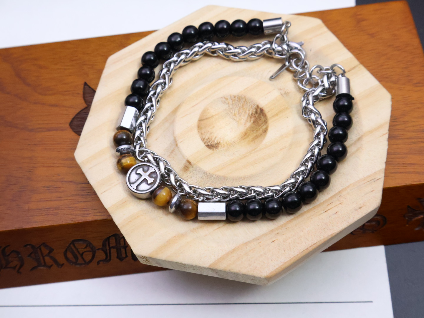 NO:106490,Pick [New Products on Shelves] Croxin Bracelet, handsome, the latest Croxin Bracelet has different patterns and design styles, showing a unique style. Cross Scout flowers are the logo of Croxin, so they last longer. Genuine version Chrome Hearts Croxin Difference on the market. The normal light version is the comparison quality. Retro and old gray oxygen level. ~ Trendy and fashion must be worn by both men and women. Trendy and fashionable, rock punk silver style. Retro elements. The same style of couples is full of fashion. Must-selling, the above picture is directed by the manufacturer, and the personality is versatile and trendy., jewelry boutique, chrome hearts, chrome hearts, bracelet19860909批［新品上架］ 克罗心手链,帅爆了最新款克罗心手链造型不同的花纹设计风格 呈现出与众不同 十字架 童军花是克罗心的标志所以更经久不衰 正品打版Chrome Hearts克罗心区别市场普通轻版对版对标品质 复古做旧灰氧程度.～潮流时尚必备 男女均可佩戴 潮流时尚,摇滚朋克泰银风格 复古元素 情侣同款时尚感十足 上图必卖,厂家直销,个性百搭潮流百搭款.,饰品精品,chrome hearts,chrome hearts,bracelet,Jewelry