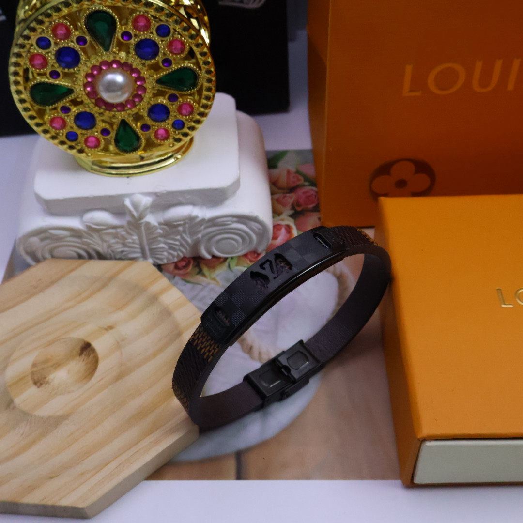 NO:106331,Batch high-quality LV cowhide bracelet, original single product, new counter model opening. Retro trend, unisex, couples same style. Thai silver design, blue low-key luxury and super versatile. The official website is synchronized, the chain is exquisite, the details are old. The length is about 20, which can be adjusted, and it is continuously sold, suitable for trendy outfits., jewelry boutique, louis vuitton, bracelet, cowhide19860909批 高品质LV牛皮手绳手链,原单货,专柜新款开模.复古潮流,男女皆宜,情侣同款.泰银设计,蓝色低调奢华超百搭.官网同步,链条精致,细节做旧 .长度20左右可调节,持续热卖,适配潮流穿搭.,饰品精品,louis vuitton,bracelet,cowhide,Jewelry