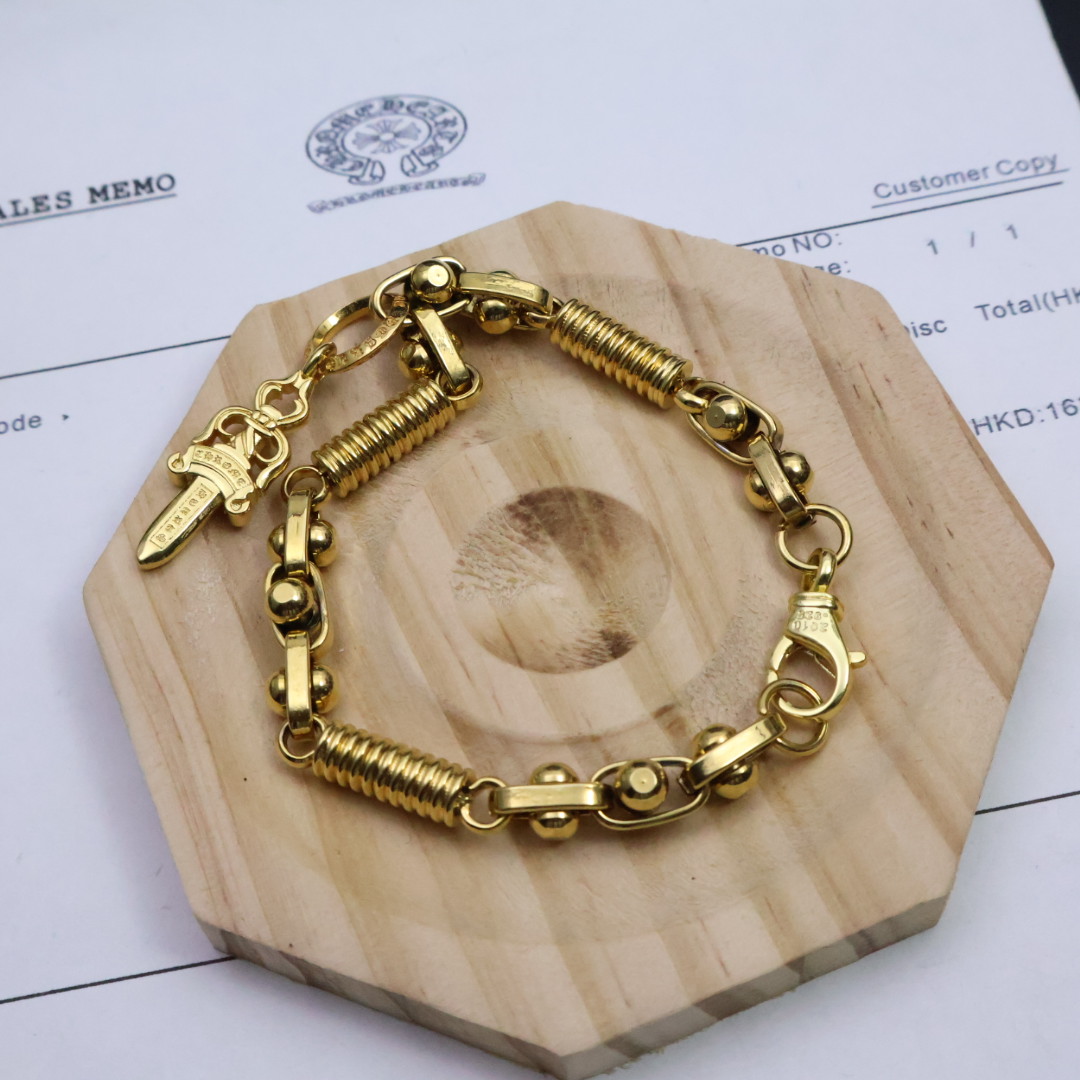NO:106333,A new gold bracelet with quality counters!  Chrome Hearts Croxin Diamond White Diamond Sword Bracelet, with a unique concave and convex shape and unique pattern design, the style is unique and unique. As the elements of the Croxin logo, the cross and Scout Flower are classic and lasting. This bracelet is strictly based on the genuine version, which is very different from the ordinary light version on the market. It has a quality comparison, the details of the letter printing are clear and exquisite, and the retro and old gray oxygen level is just right. It is a finely crafted version!  Pure hand-crafted, the rock punk and Thai silver styles are perfectly integrated, full of retro elements, trendy and versatile, can be worn by both men and women, and it is even more suitable for the same style as a couple. The original quality of the official website is a must-have for fashion experts!  , jewelry boutique, chrome hearts, chrome hearts, bracelet, gold19860909批专柜品质新款黄金手链！Chrome Hearts克罗心镶钻白钻宝剑手链,独特的凹凸造型搭配别致的花纹设计,风格独树一帜,与众不同.十字架与童军花作为克罗心标志元素,经典且经久不衰.这款手链严格按照正品打版,和市场普通轻版大不相同,品质对标对版,字印细节清晰精致,复古做旧的灰氧程度恰到好处,是精工制作的上乘版本！纯手工精心打造,摇滚朋克与泰银风格完美融合,复古元素满满,潮流又百搭,男女皆可佩戴,作为情侣同款更是合适,官网原版品质,时尚达人必备！,饰品精品,chrome hearts,chrome hearts,bracelet,gold,Jewelry