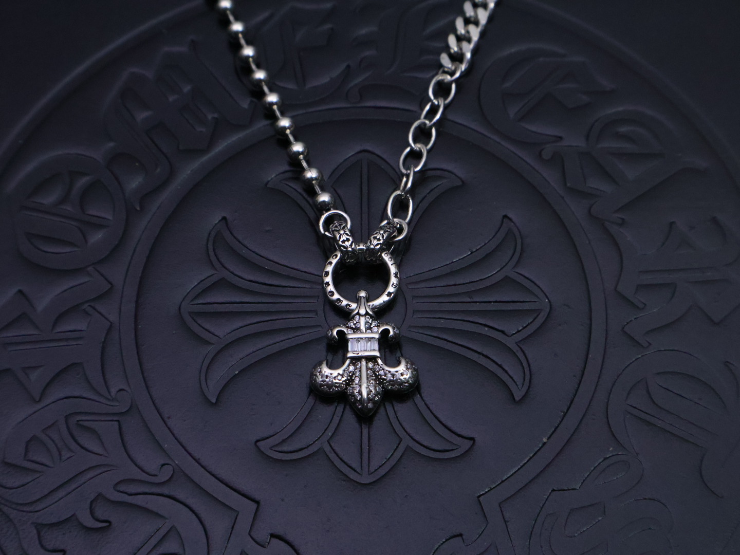 NO:115106,Pick [New Products on Shelves] Croxin Necklace, handsome, the latest Croxin Necklace. Different pattern design styles are unique. Cross. Scout flowers are the logo of Croxin, so they last longer. Genuine version Chrome Hearts Croxin is the ordinary light version of the market. The comparison quality is the level of retro and old gray oxygen. ~ Trendy and fashion must be worn by both men and women. Trendy and fashionable, rock punk silver style. Retro elements. The same style of couples is not explosive or released. Factory direct sales, jewelry quality, chrome hearts, chrome hearts, necklace19860909批［新品上架］ 克罗心项链,帅爆了最新款克罗心项链 造型不同的花纹设计风格 呈现出与众不同 十字架 童军花是克罗心的标志所以更经久不衰 正品打版Chrome Hearts克罗心区别市场普通轻版 对版对标品质 复古做旧灰氧程度.～潮流时尚必备 男女均可佩戴 潮流时尚,摇滚朋克泰银风格 复古元素 情侣同款不爆不发厂家直销,饰品精品,chrome hearts,chrome hearts,necklace,Jewelry