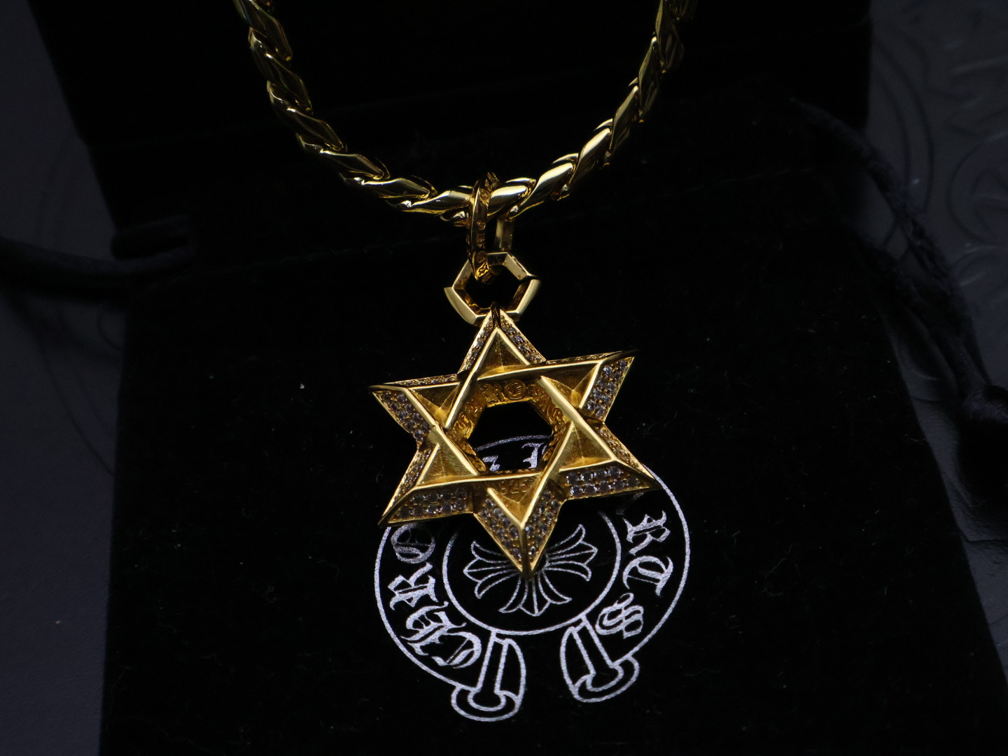 NO:115126,[2025 Gift Recommendation] Croxin's handmade craftsmanship of golden classic necklace, handsome Croxin necklace, different pattern design styles, presenting uniqueness, Cross Scout flowers are Croxin's logo, so they last longer, genuine version Chrome Hearts Croxin's difference in market ordinary light version, benchmark quality, retro and old gray oxygen level. ~Fashion and fashion essentials can be worn by both men and women, trendy fashion, rock punk silver style, retro elements, couples' same style, full of fashion sense, manufacturer direct sales, personality, versatile trend and versatile style. This model has been released. Croxin's hottest style is very easy to match with fashionable clothes, jewelry, chrome hearts, chrome hearts, necklace, gold19860909批［2025礼物推荐］ 克罗心手工制作工艺黄金色经典卖爆的项链,帅爆了克罗心项链 造型不同的花纹设计风格 呈现出与众不同 十字架 童军花是克罗心的标志所以更经久不衰 正品打版Chrome Hearts克罗心区别市场普通轻版对版对标品质 复古做旧灰氧程度.～潮流时尚必备 男女均可佩戴 潮流时尚,摇滚朋克泰银风格 复古元素 情侣同款时尚感十足厂家直销,个性百搭潮流百搭款. 这款一直在出 克罗心里面的爆款 非常好搭配时尚衣服,饰品精品,chrome hearts,chrome hearts,necklace,gold,Jewelry