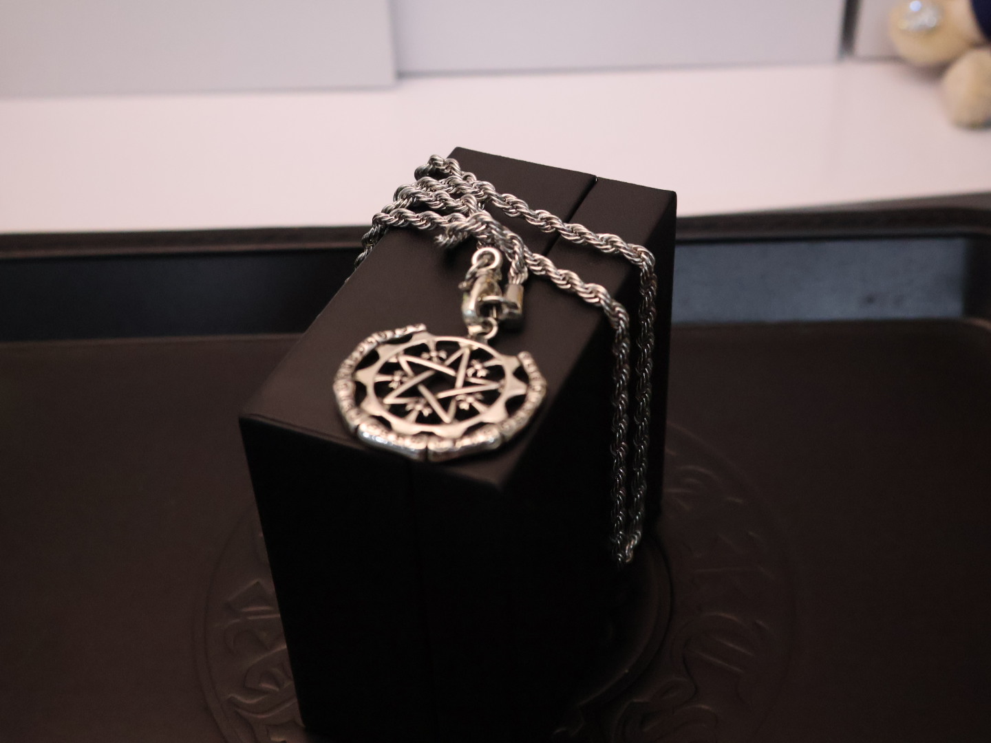 NO:114656,Pick [New Products are on the Shelves] Croxin necklace, different pattern design styles, presenting uniqueness. Cross. Scout flowers are Croxin's ambitions, so they last longer. Genuine versions are Chrome Hearts. Croxin's market ordinary light version. The version is benchmarked against the quality. Look at the details of the letter printing. The degree of retro old gray oxygen. Seiko version!  ~First fashion, both men and women can wear it. Fashion, rock punk, silver style, retro elements, same style for couples, fine jewelry, chrome hearts, chrome hearts, necklace19860909批［新品上架］ 克罗心项链,造型不同的花纹设计风格 呈现出与众不同 十字架 童军花是克罗心的志 所以更经久不衰 正品打版Chrome Hearts克罗心区别市场普通轻版 对版对标品质 看字印细节 复古做旧灰氧程度.精工版本！ ～潮流时尚必备 男女均可佩戴 潮流时尚,摇滚朋克泰银风格 复古元素 情侣同款,饰品精品,chrome hearts,chrome hearts,necklace,Jewelry