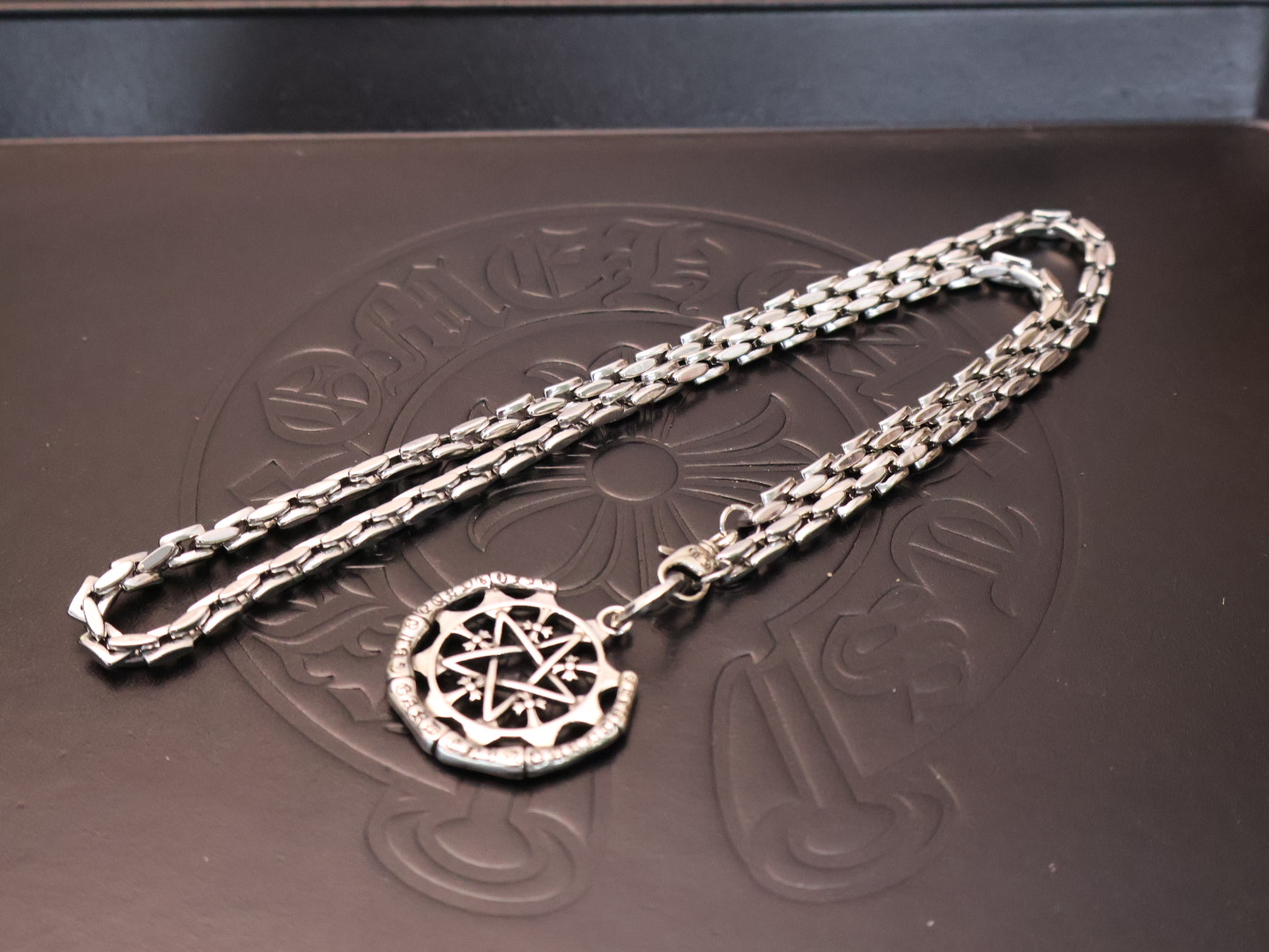 NO:114659,Pick [New Products are on the Shelves] Croxin Necklace Handmade Chain, the latest Croxin Necklace. Different pattern design styles are unique. Cross. Scout flowers are the logo of Croxin, so they are more enduring. Genuine version Chrome Hearts. Croxin Differences. The normal light version of the market is the comparison quality. Retro and old gray oxygen level. ~Fashion and fashion must be worn by both men and women. Trendy and fashionable, rock punk silver style. Retro elements. The same style of couples is full of fashion. Must-selling, the above picture is directed by the manufacturer, and the personality is versatile and trendy., jewelry boutique, chrome hearts, chrome hearts, necklace19860909批［新品上架］ 克罗心项链手工链,帅爆了最新款克罗心项链 造型不同的花纹设计风格 呈现出与众不同 十字架 童军花是克罗心的标志所以更经久不衰 正品打版Chrome Hearts克罗心区别市场普通轻版对版对标品质 复古做旧灰氧程度.～潮流时尚必备 男女均可佩戴 潮流时尚,摇滚朋克泰银风格 复古元素 情侣同款时尚感十足 上图必卖,厂家直销,个性百搭潮流百搭款.,饰品精品,chrome hearts,chrome hearts,necklace,Jewelry