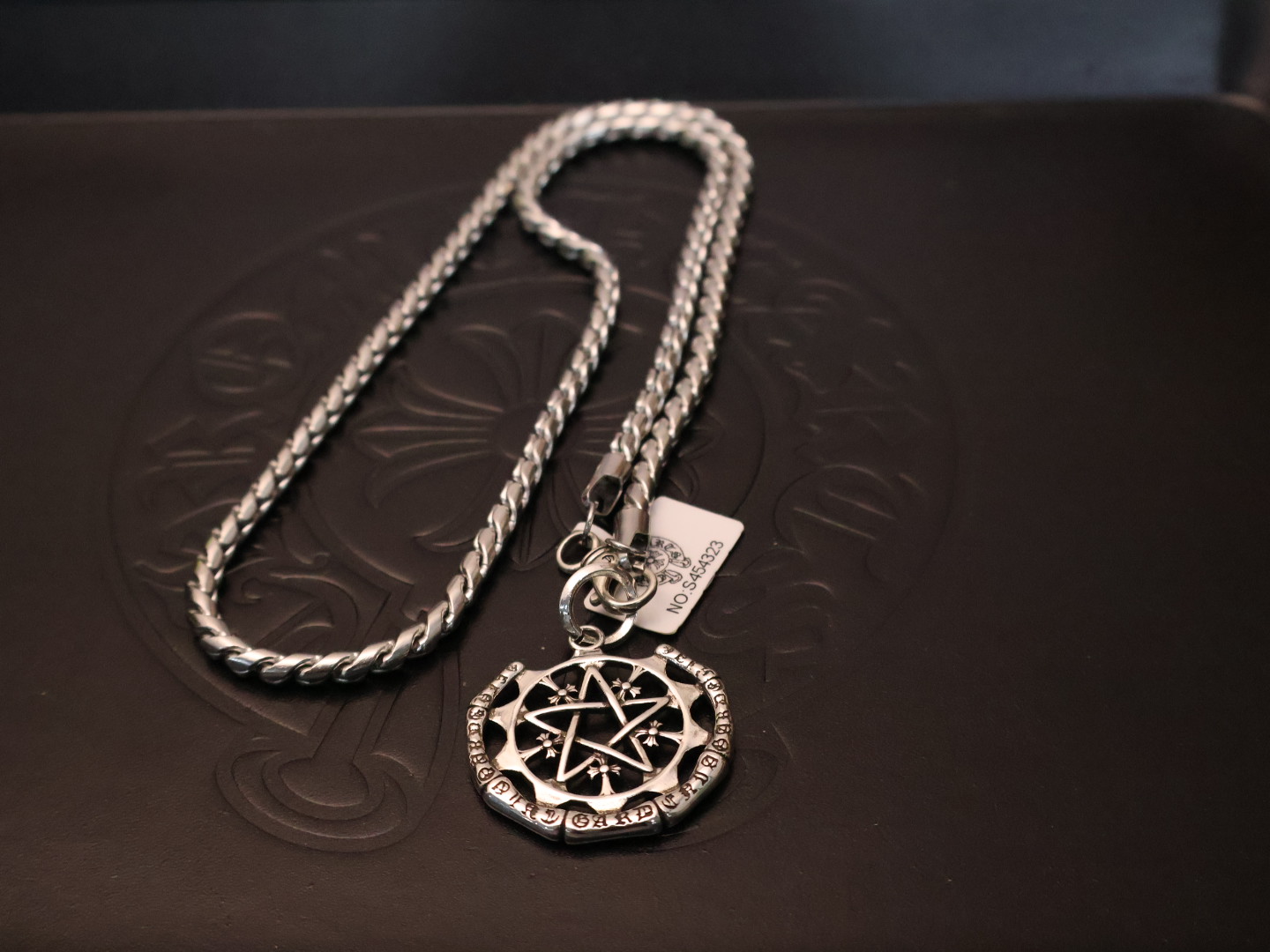 NO:114662,[2025 Gift Recommendation] The handmade necklace of Croxin necklace is a classic and popular necklace, which is handsome. The pattern design style of different shapes is unique. Cross. Scout flowers are the logo of Croxin, so they are more enduring. Genuine version Chrome Hearts. The market is the ordinary light version. The quality is benchmarked by retro and old gray oxygen. ~Fashion and fashion must be worn by both men and women. Fashion, rock punk silver style. Retro elements. The same style of couples is very fashionable. The manufacturer sells directly from the manufacturer. Personalized and versatile. This model has been released. The popular version of Croxin is very easy to match with fashionable clothes, jewelry, chrome hearts, chrome hearts, necklace19860909批［2025礼物推荐］ 克罗心项链手工制作工艺经典卖爆的项链,帅爆了克罗心项链 造型不同的花纹设计风格 呈现出与众不同 十字架 童军花是克罗心的标志所以更经久不衰 正品打版Chrome Hearts克罗心区别市场普通轻版对版对标品质 复古做旧灰氧程度.～潮流时尚必备 男女均可佩戴 潮流时尚,摇滚朋克泰银风格 复古元素 情侣同款时尚感十足厂家直销,个性百搭潮流百搭款. 这款一直在出 克罗心里面的爆款 非常好搭配时尚衣服,饰品精品,chrome hearts,chrome hearts,necklace,Jewelry