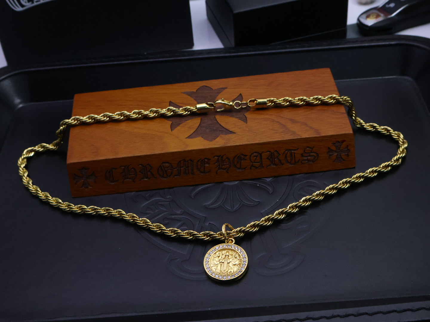 ［2025礼物推荐🎁］𝐂𝐡𝐫𝐨𝐦𝐞 𝐡𝐞𝐚𝐫𝐭𝐬 克罗心项链麻花链手工制作工艺✝️黄金色经典卖爆的项链，