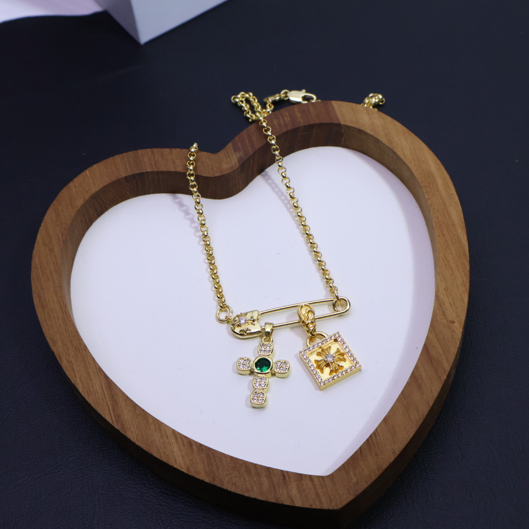 Chrome Hearts克罗心镀金带钻别针项链，拿到手就被沉甸甸的质感惊艳了，通体采用高品质镀金材质，