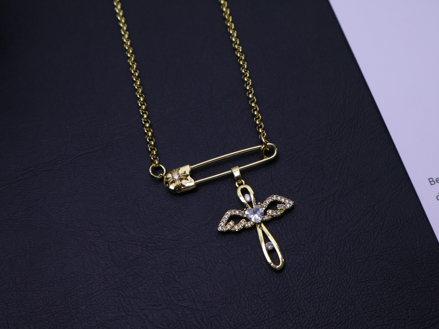 Chrome Hearts 克罗心镀金带钻别针项链成功狙击我的审美 刚拆封 它沉甸甸的分量就带来十足高级感 项链采用高品质镀金工艺