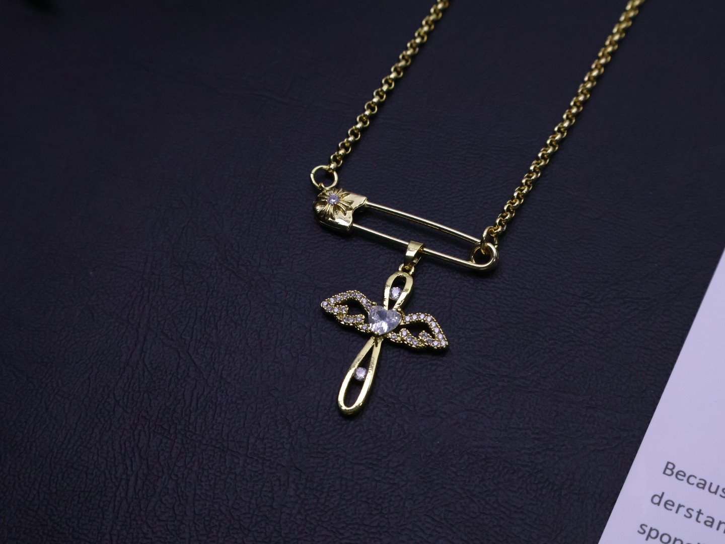 Chrome Hearts 克罗心镀金带钻别针项链成功狙击我的审美 刚拆封 它沉甸甸的分量就带来十足高级感 项链采用高品质镀金工艺