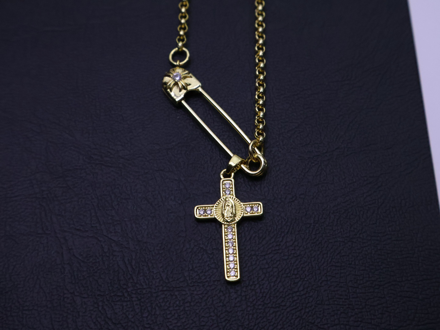 Chrome Hearts 克罗心镀金带钻别针项链成功狙击我的审美 刚拆封 它沉甸甸的分量就带来十足高级感 项链采用高品质镀金工艺