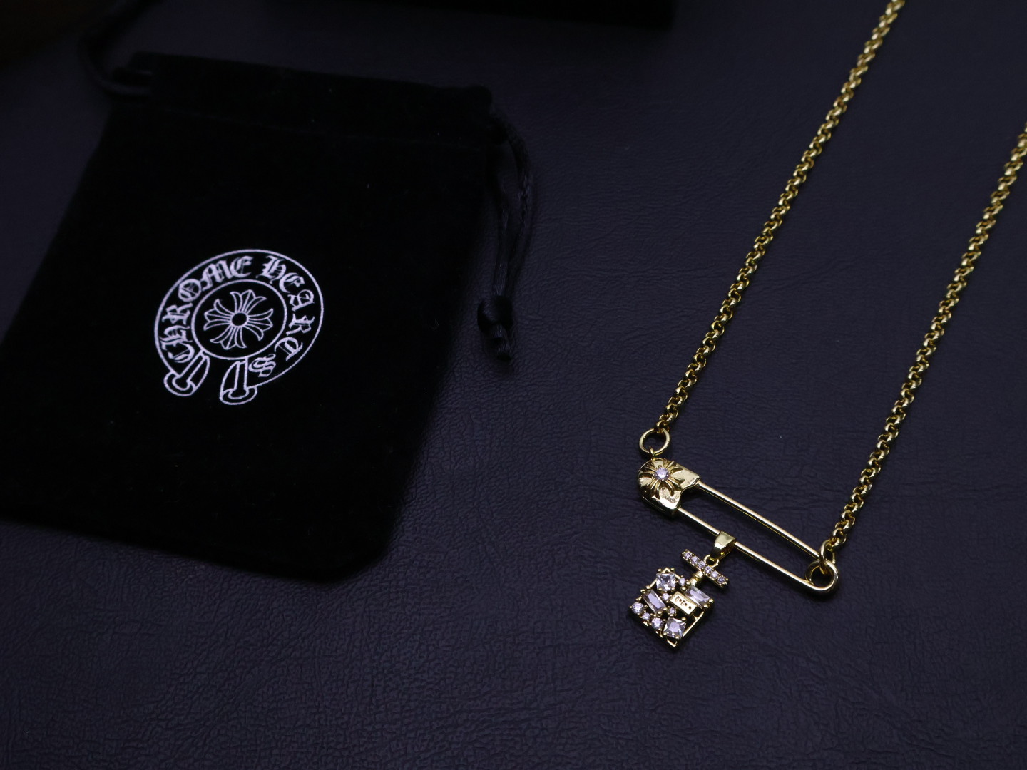 Chrome Hearts 克罗心镀金带钻别针项链成功狙击我的审美 刚拆封 它沉甸甸的分量就带来十足高级感 项链采用高品质镀金工艺