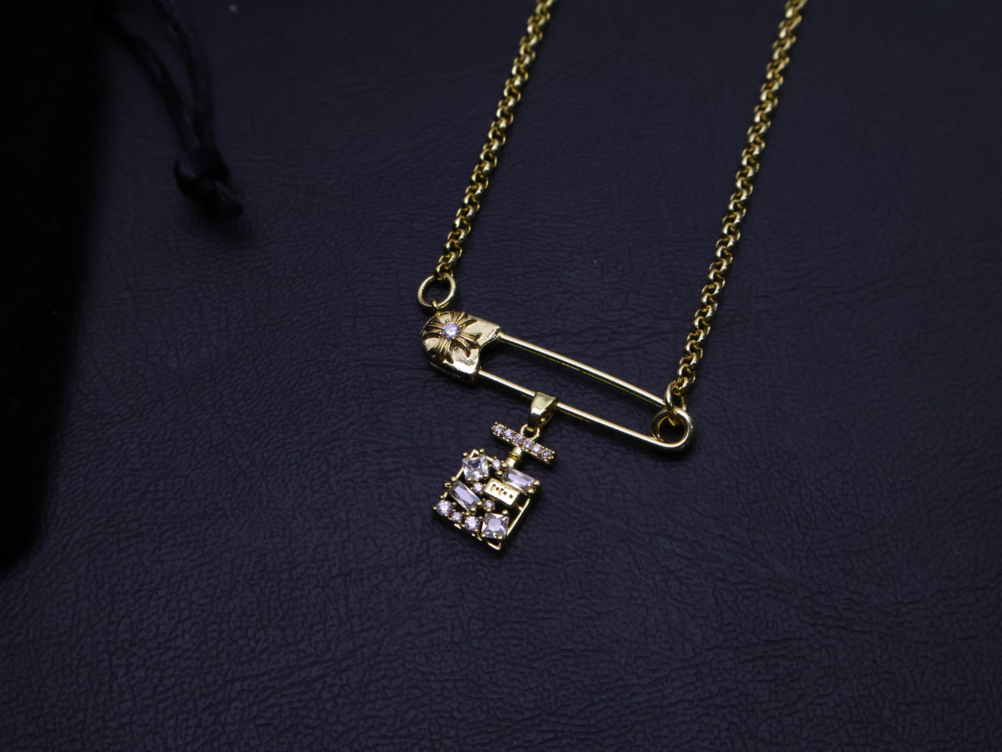 NO:112359,Criticizes my family, Croxin's gold-plated diamond-clad pin necklace successfully sniping my aesthetic!  As soon as it is unpacked, its heavy weight brings a full sense of high-end. The necklace adopts high-quality gold-plated craftsmanship, with a soft and luxurious surface emitting a soft and luxurious luster, and every detail is handled extremely exquisitely. The iconic crossbow design is the unique soul symbol of Croxin, full of mysterious Gothic charm. The white diamonds inlaid on it are all hand-in-hand by craftsmen, with first-class fire color and pure and flawless length of 55cm, suitable for all kinds of dressing styles. Single wear highlights personality, and stacks create a sense of layering. Whether it is matched with a casual leather jacket or a romantic skirt, it can be perfectly adapted, easily improving the level of the dressing, making people love it!  , jewelry boutique, chrome hearts, skirts, leather jacket, necklace, gold plating19860909批家人们,克罗心镀金带钻别针项链成功狙击我的审美！刚拆封,它沉甸甸的分量就带来十足高级感.项链采用高品质镀金工艺,表面散发着柔和且奢华的光泽,每个细节都处理得极为精致 标志性的十字花设计,是克罗心独有的灵魂符号,满溢神秘的哥特韵味.镶嵌其上的颗颗白钻,均由工匠手工镶嵌,火彩一流,纯净无暇 55cm的长度,适配各类穿搭风格.单戴凸显个性,叠戴营造出层次感,无论是搭配率性皮衣,还是浪漫小裙子,它都能完美适配,轻松提升穿搭档次,让人爱不释手！,饰品精品,chrome hearts,skirts,leather jacket,necklace,gold plating,Jewelry