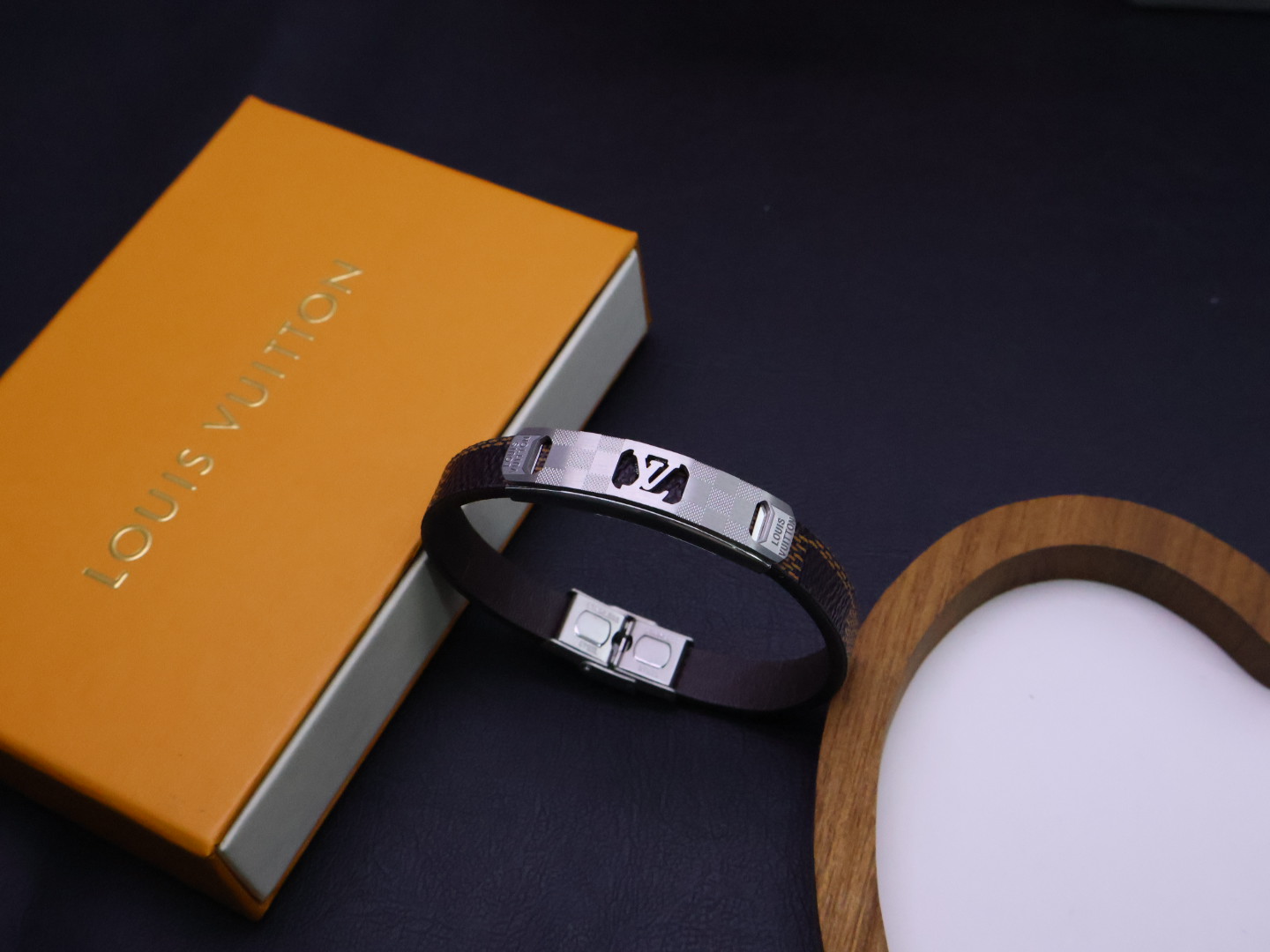 NO:112362,Batch high-quality LV cowhide bracelet, original single product, new counter model opening. Retro trend, unisex, couples same style. Thai silver design, blue low-key luxury and super versatile. The official website is synchronized, the chain is exquisite, the details are old. The length is about 20, and it can be adjusted, and it is continuously sold, suitable for trendy outfits, jewelry boutique, louis vuitton, bracelet, cowhide19860909批 高品质LV牛皮手绳手链,原单货,专柜新款开模.复古潮流,男女皆宜,情侣同款.泰银设计,蓝色低调奢华超百搭.官网同步,链条精致,细节做旧 .长度20左右可调节,持续热卖,适配潮流穿搭,饰品精品,louis vuitton,bracelet,cowhide,Jewelry