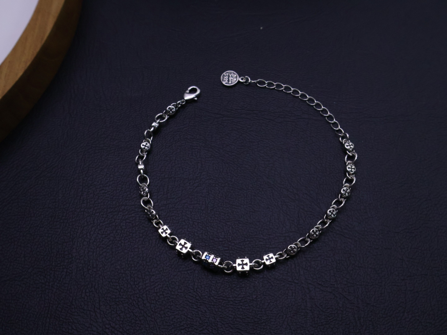 NO:112365,Pick [New Products are on the Shelves] Croxin Bracelet is the latest model with different patterns and design styles, showing a unique style. Cross Scout flowers are the logo of Croxin, so they last longer. Genuine version Chrome Hearts Croxin is the market's ordinary light version, benchmarking quality, retro and old gray oxygen level. ~Fashion and fashion essentials for both men and women. Fashion, rock punk silver style, retro elements. The same style of couples is full of fashion. Must-selling, must-sell, direct sales from the manufacturer, personalized and versatile., jewelry boutique, chrome hearts, chrome hearts, bracelet19860909批［新品上架］ 克罗心手链帅爆了最新款克罗心造型不同的花纹设计风格 呈现出与众不同 十字架 童军花是克罗心的标志所以更经久不衰 正品打版Chrome Hearts克罗心区别市场普通轻版对版对标品质 复古做旧灰氧程度.～潮流时尚必备 男女均可佩戴 潮流时尚,摇滚朋克泰银风格 复古元素 情侣同款时尚感十足 上图必卖,厂家直销,个性百搭潮流百搭款.,饰品精品,chrome hearts,chrome hearts,bracelet,Jewelry