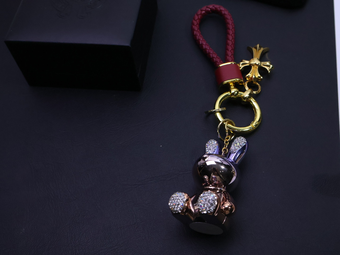 NO:112368,Who can reject this furry rabbit Chrome Hearts keychain?  The designer must have crushed the moon and inlaid it into this cute rabbit!  The main body of the keychain is made of high-quality metal, which is finely electroplating, wear-resistant and oxidative, and remains bright as new for a long time. The cute rabbit has three-dimensional and vivid shape, with slightly drooping ears and round eyes full of cuteness, as if it will jump around in the next second. The rhinestones inlaid around the body reflect a charming light in the sun, and the sense of high-end is directly full. Hang it on the bag and becomes a fashionable item in seconds, and the turn of the head is soaring. Of course, it is also a great couple gift, one rabbit keychain for each person, always reminding the sweet companionship whether it is daily going out or special festivals, this rabbit keychain can bring a good mood., jewelry boutique, chrome hearts, chrome hearts, keychain19860909批谁能拒绝这只毛茸茸的兔子Chrome Hearts克罗心钥匙扣包扣？设计师一定是把月亮揉碎,镶进这只萌兔里了！钥匙扣主体选用优质金属,经过精细电镀,耐磨又抗氧化,长久保持光亮如新.萌兔的造型立体生动,耳朵微垂,圆溜溜的眼睛萌态十足,仿佛下一秒就会活蹦乱跳. 周身镶嵌的水钻,在阳光下折射出迷人的光芒,高级感直接拉满.将它挂在包包上,秒变时尚单品,回头率直线飙升.当然,它也是超赞的情侣礼物,一人一个兔子钥匙扣,时刻提醒着甜蜜陪伴无论是日常出街,还是特殊节日,这只兔子钥匙扣都能带来治愈好心情 .,饰品精品,chrome hearts,chrome hearts,keychain,Jewelry