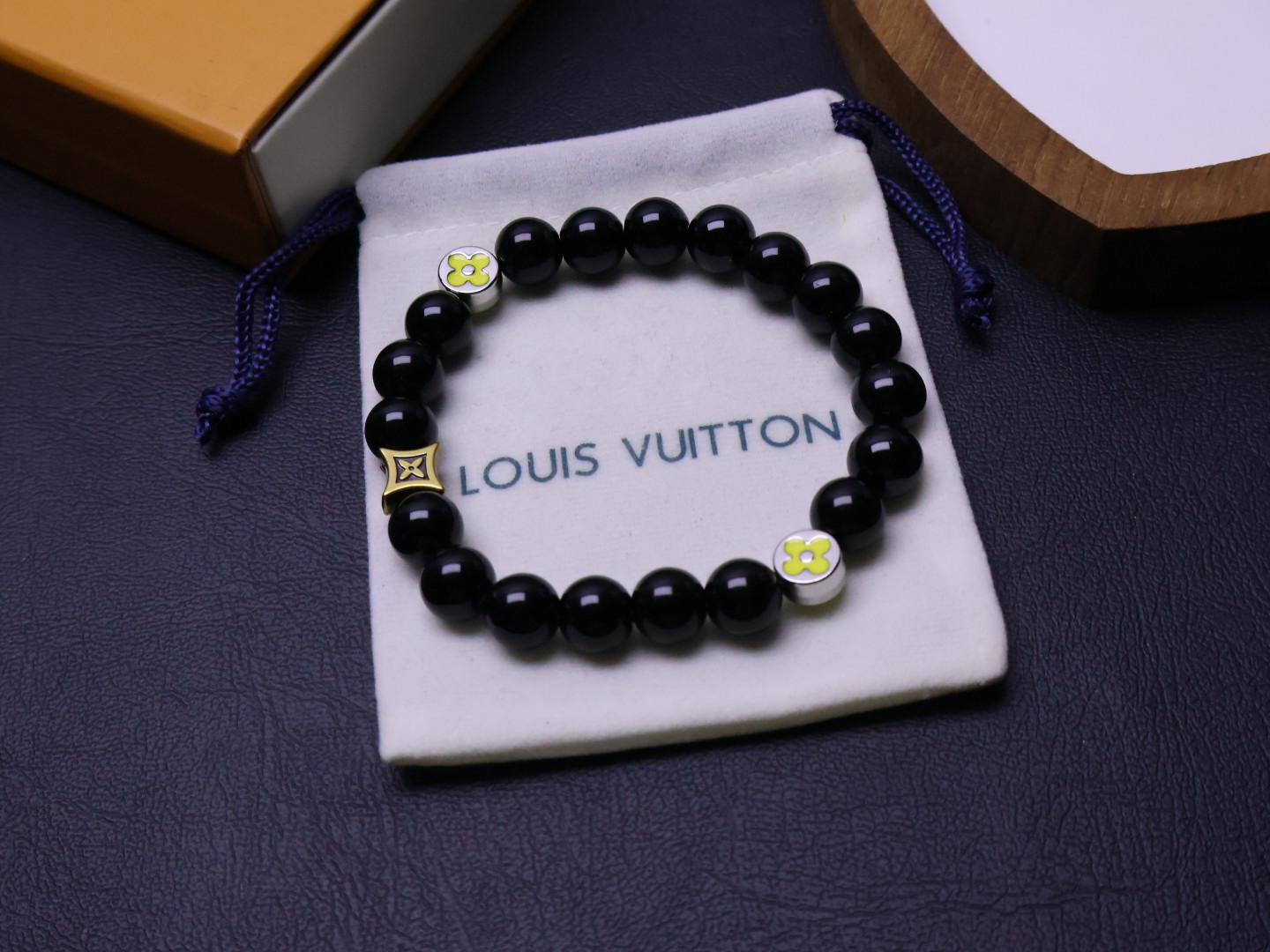 Louis Vuitton 𝐕𝐔𝐈𝐓𝐓𝐎𝐍 LV手串潮圈入场券 就能收入囊中这款最新LV手串。戴上它，你就是街头最靓的仔