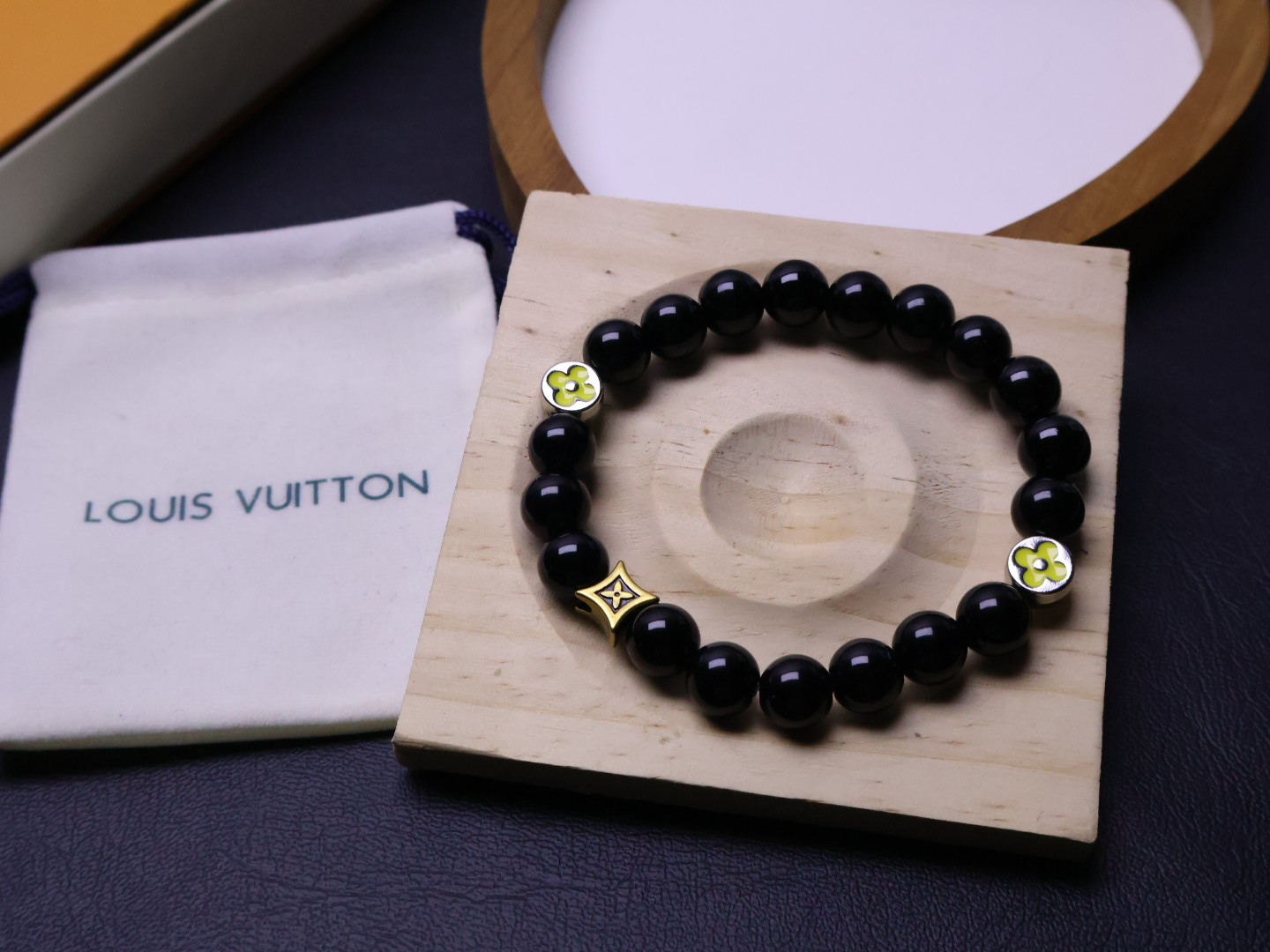 Louis Vuitton 𝐕𝐔𝐈𝐓𝐓𝐎𝐍 LV手串潮圈入场券 就能收入囊中这款最新LV手串。戴上它，你就是街头最靓的仔