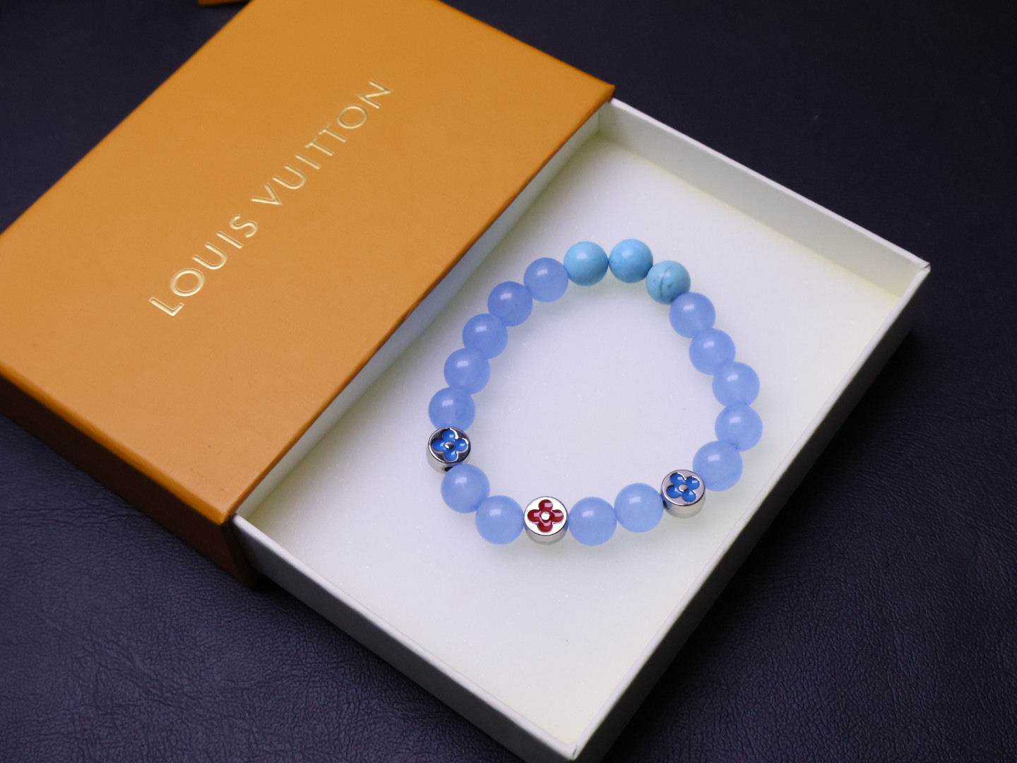 𝐋𝐎𝐔𝐈𝐒 𝐕𝐔𝐈𝐓𝐓𝐎𝐍✨LV手串潮圈入场券！就能收入囊中这款最新LV手串。戴上它，你就是街头最靓的仔