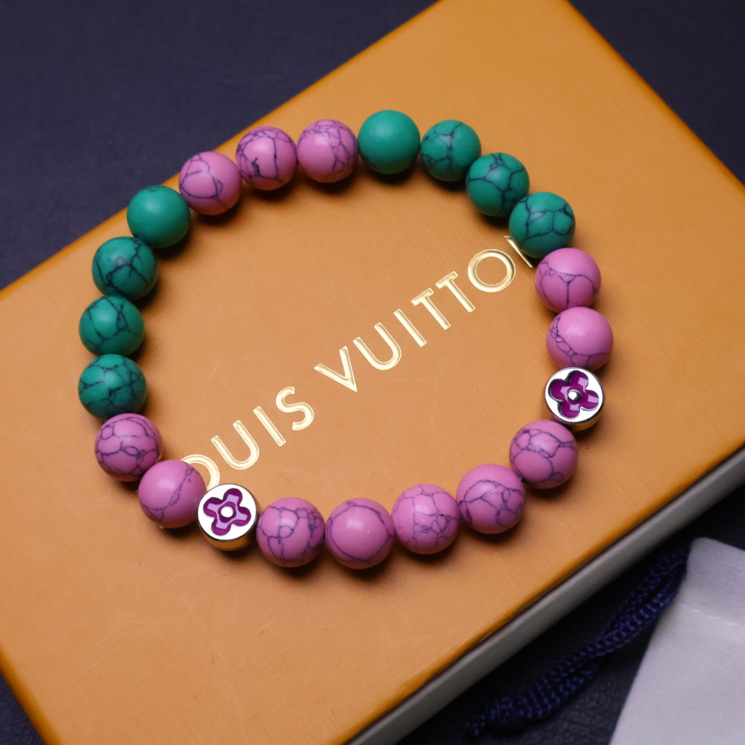 𝐋𝐎𝐔𝐈𝐒 𝐕𝐔𝐈𝐓𝐓𝐎𝐍✨LV手串潮圈入场券！就能收入囊中这款最新LV手串。戴上它，你就是街头最靓的仔