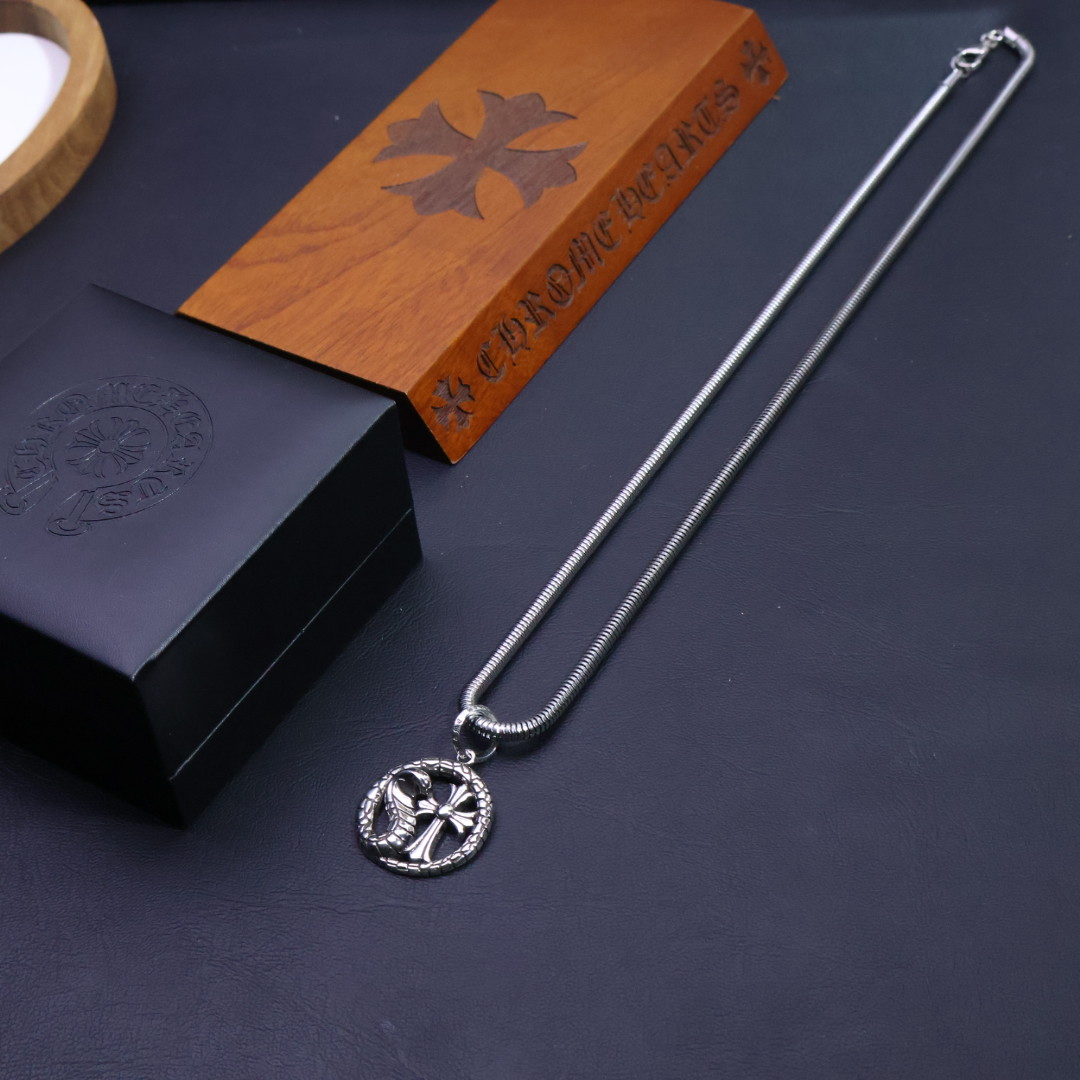 ［新品上架］𝐂𝐡𝐫𝐨𝐦𝐞 𝐡𝐞𝐚𝐫𝐭𝐬 克罗心项链，蛇吊坠蛇转钱坤🐍🆕造型不同的花纹设计风格 呈现出与众