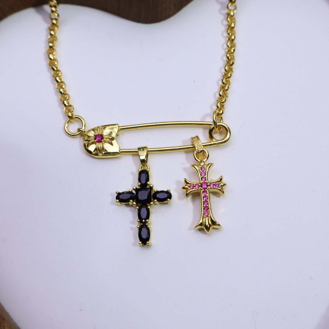 NO:111996,It depends on it to advance the dressing!  Crosin brooch chain, crossbow shape is recognizable, sharp edges and corners show unruly attitude. Don’t use the neckline to add highlights to the simple outfit; as a necklace, it is the finishing touch, making the overall look instantly outstanding., jewelry boutique, chrome hearts, necklace, brooch, breastpin19860909批穿搭进阶全靠它！克罗心胸针链,十字花造型极具辨识度,尖锐棱角彰显不羁态度.别在领口,为简约穿搭增添亮点；当作项链,更是点睛之笔,让整体look瞬间出彩 .,饰品精品,chrome hearts,necklace,brooch，breastpin,Jewelry