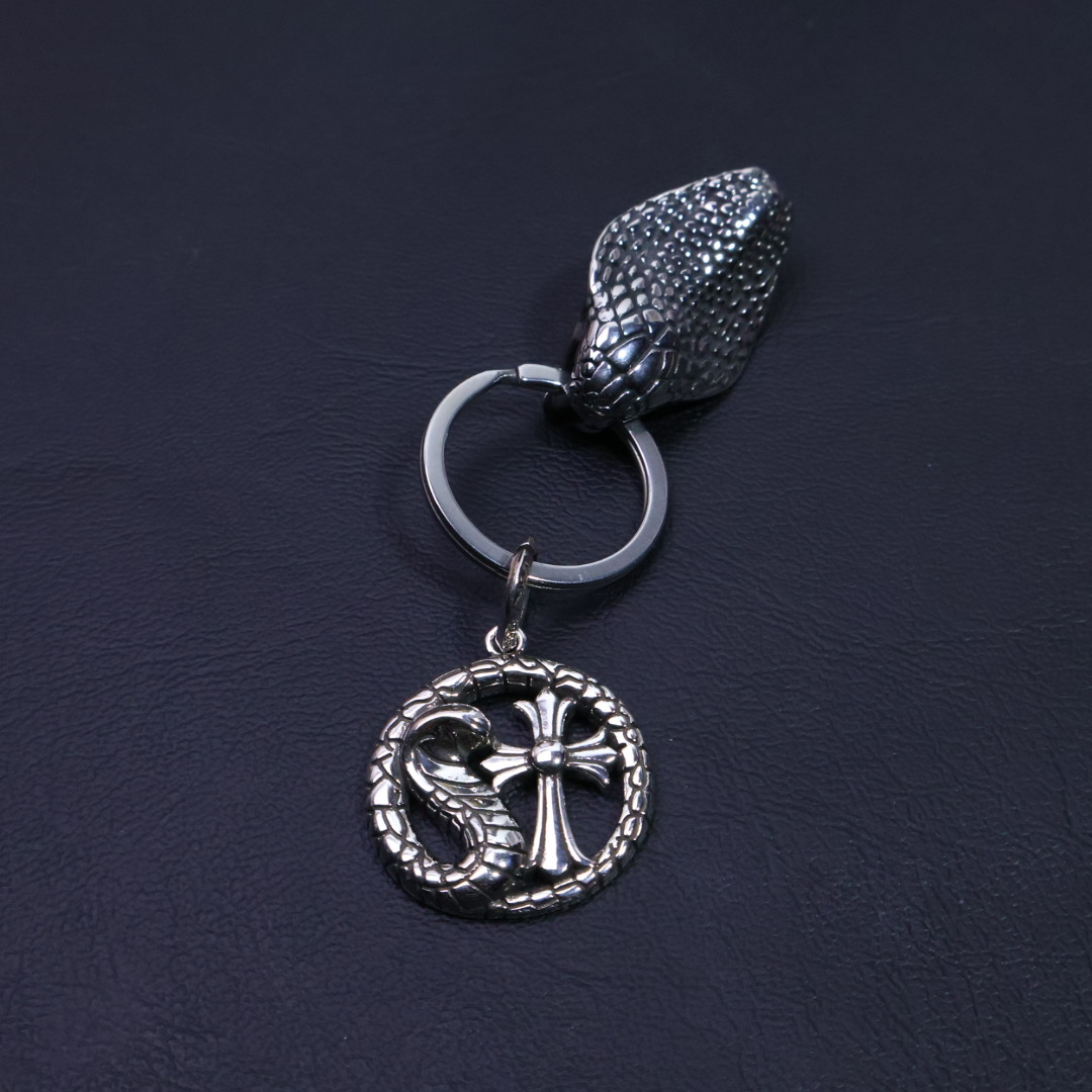 NO:115160,Batch [2025 trend recommendation] Croxin keychain pendant pants bag pendant, first-class workmanship and texture. Small details enhance the overall taste, and it is simply cool to match. Croxin silver jewelry is handmade by workers, with a full workmanship and texture, and the style is old and rough. When making it, it deliberately retains the black after oxidation of 925 silver, and then polished and polished after selling oxidation. It adds soft gray and black shadows to the shiny silver surface. The layering is very obvious, which can be said to be a meticulous work. Full texture, super easy to match, can be used as a keychain or a bag ornament. High-end and atmospheric, and it is also super cool to give to people. Boutique jewelry, chrome hearts, keychain19860909批 ［2025潮流推荐］克罗心钥匙扣挂件裤包挂件 做工、质感一流.小细节提升本身整体品味, 搭配起来简直酷毙了.克罗心银饰经过工人手工打制,做工、质感十足,风格作旧粗犷,制作时故意保留925银氧化后的黑色,卖氧化后再进行抛光打磨,在闪亮的银面上添加了柔和灰色和黑色的暗影,层次感非常明显,可谓精工细作. 满满的质感 超级好搭 可以当钥匙扣 也可以当包挂饰 高端大气 送人也超酷的,饰品精品,chrome hearts,keychain,Jewelry