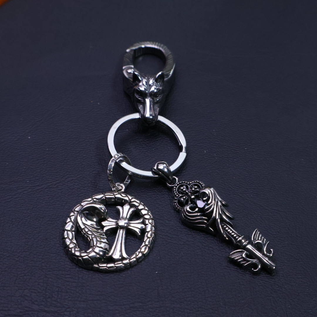 NO:114286,Batch [2025 trend recommendation] Croxin keychain pendant pants bag pendant, first-class workmanship and texture. Small details enhance the overall taste, and it is simply cool to match. Croxin silver jewelry is handmade by workers, with a full workmanship and texture, and the style is old and rough. When making it, it deliberately retains the black after oxidation of 925 silver, and then polished and polished after selling oxidation. It adds soft gray and black shadows to the shiny silver surface. The layering is very obvious, which can be said to be a meticulous work. Full texture, super easy to match, can be used as a keychain or a bag ornament. High-end and atmospheric, and it is also super cool to give to people. Boutique jewelry, chrome hearts, keychain19860909批 ［2025潮流推荐］克罗心钥匙扣挂件裤包挂件 做工、质感一流.小细节提升本身整体品味, 搭配起来简直酷毙了.克罗心银饰经过工人手工打制,做工、质感十足,风格作旧粗犷,制作时故意保留925银氧化后的黑色,卖氧化后再进行抛光打磨,在闪亮的银面上添加了柔和灰色和黑色的暗影,层次感非常明显,可谓精工细作. 满满的质感 超级好搭 可以当钥匙扣 也可以当包挂饰 高端大气 送人也超酷的,饰品精品,chrome hearts,keychain,Jewelry