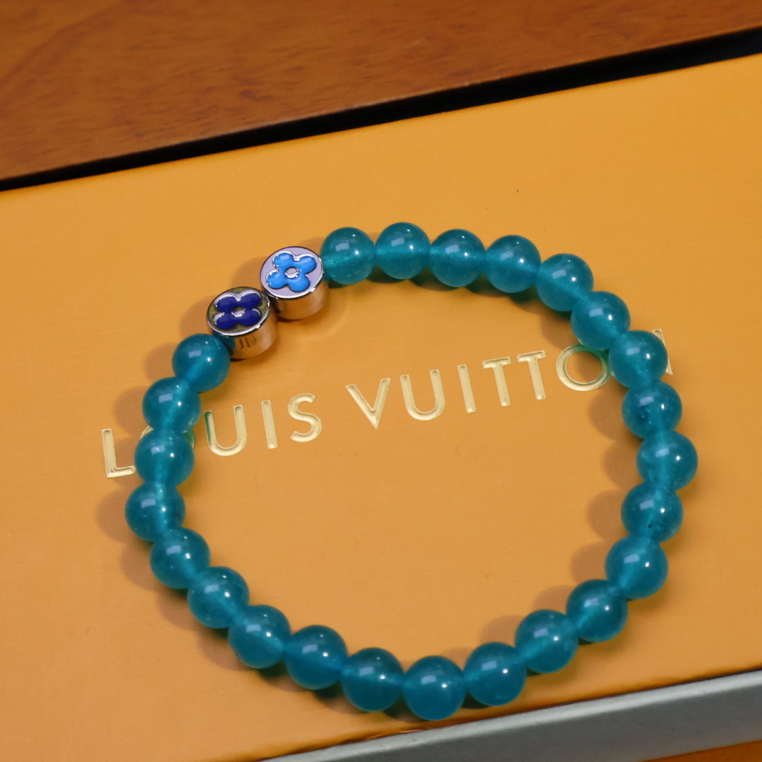 Louis Vuitton 𝐕𝐔𝐈𝐓𝐓𝐎𝐍 就能收入囊中这款最新LV手串。戴上它，你就是街头最靓的仔