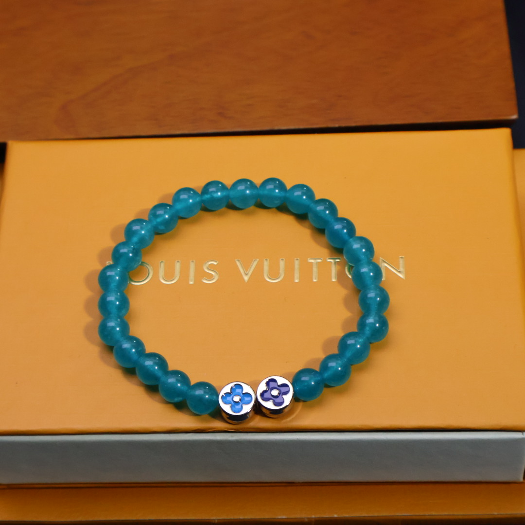 Louis Vuitton 𝐕𝐔𝐈𝐓𝐓𝐎𝐍 就能收入囊中这款最新LV手串。戴上它，你就是街头最靓的仔