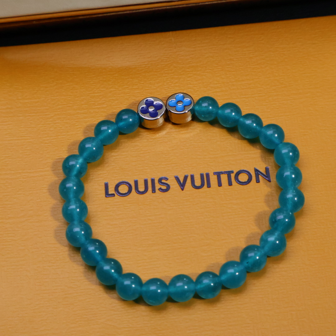 Louis Vuitton 𝐕𝐔𝐈𝐓𝐓𝐎𝐍 就能收入囊中这款最新LV手串。戴上它，你就是街头最靓的仔