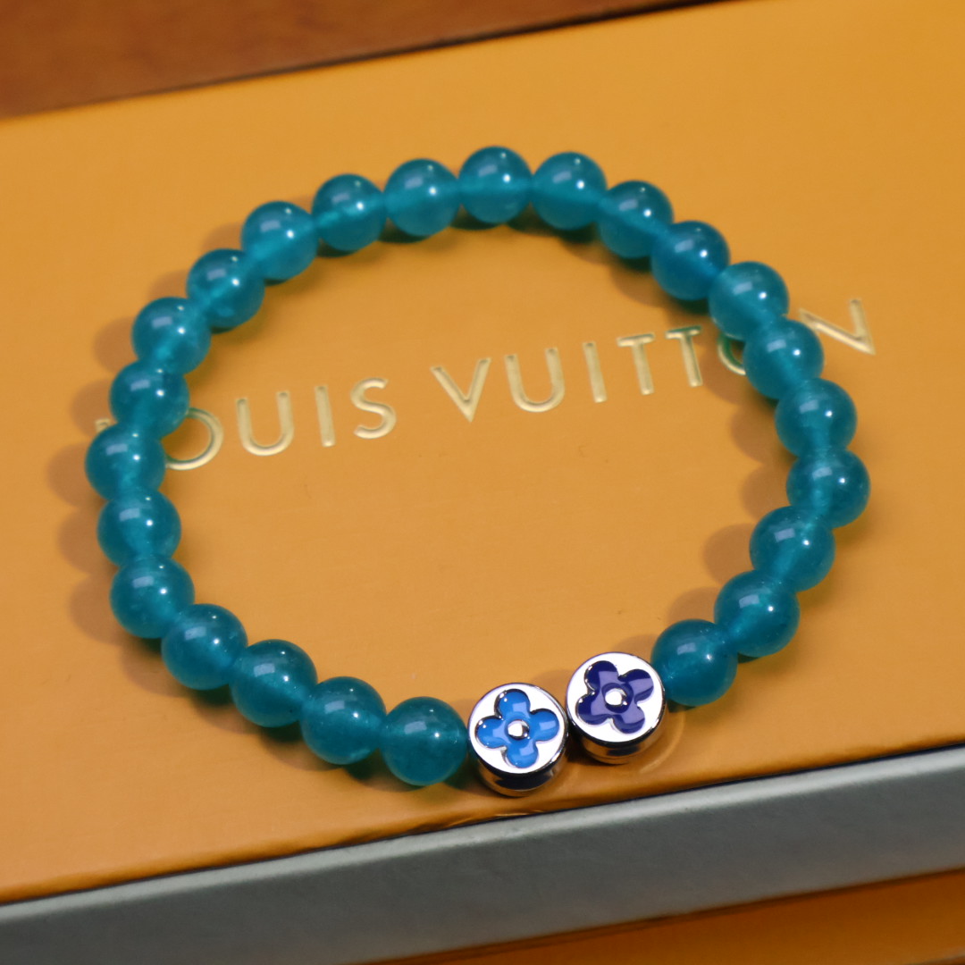 Louis Vuitton 𝐕𝐔𝐈𝐓𝐓𝐎𝐍 就能收入囊中这款最新LV手串。戴上它，你就是街头最靓的仔