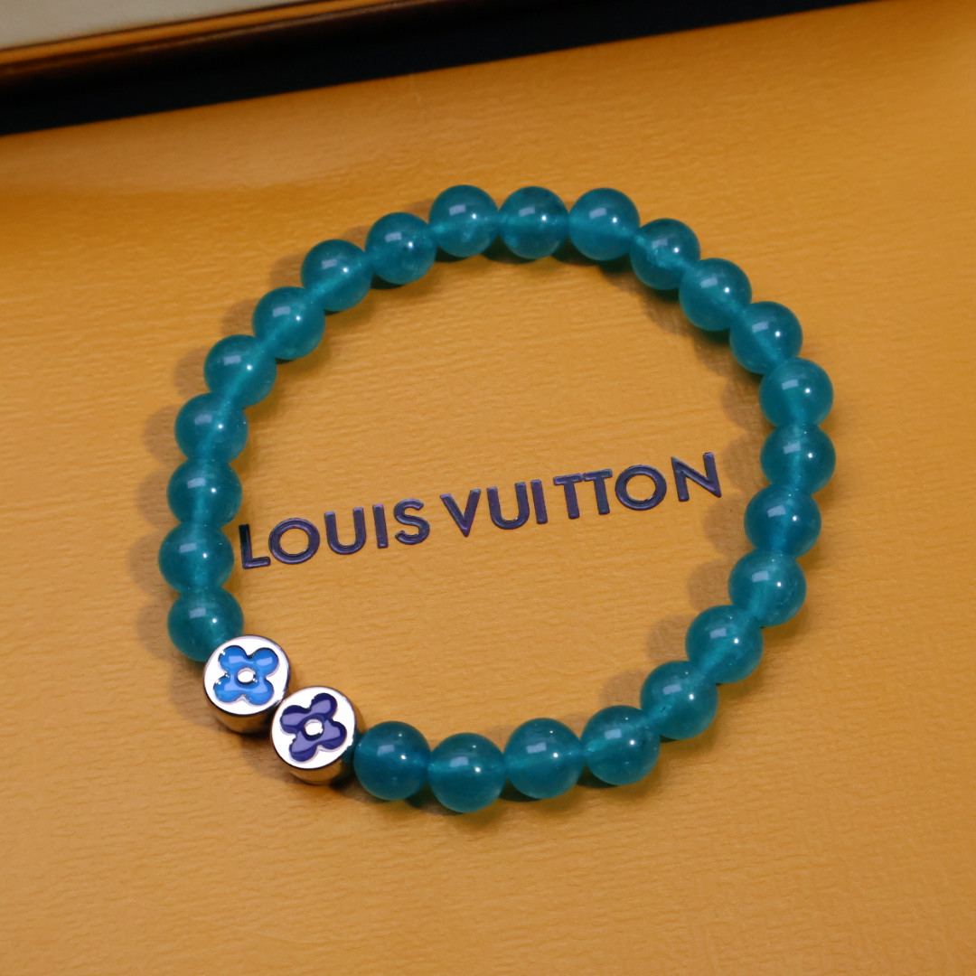 Louis Vuitton 𝐕𝐔𝐈𝐓𝐓𝐎𝐍 就能收入囊中这款最新LV手串。戴上它，你就是街头最靓的仔