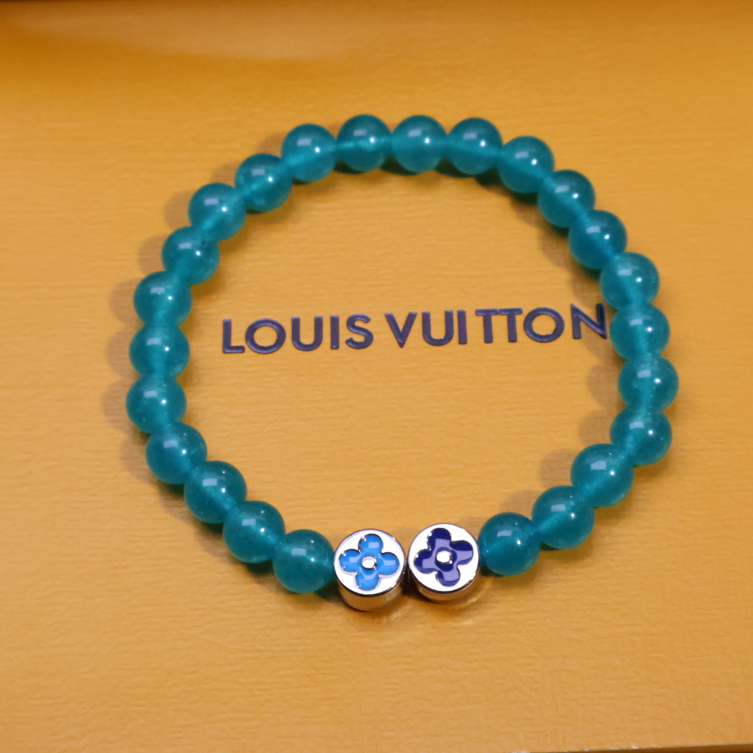Louis Vuitton 𝐕𝐔𝐈𝐓𝐓𝐎𝐍 就能收入囊中这款最新LV手串。戴上它，你就是街头最靓的仔
