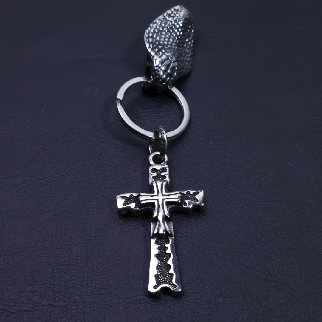 NO:109322,Batch [2025 trend recommendation] Croxin keychain pendant pants bag pendant, first-class workmanship and texture. Small details enhance the overall taste, and it is simply cool to match. Croxin silver jewelry is handmade by workers, with a full workmanship and texture, and the style is old and rough. When making it, it deliberately retains the black after silver oxidation, and then polished and polished. Soft gray and black shadows are added to the shiny silver surface. The layering is very obvious, which can be said to be a meticulous work. Full texture, super easy to match, can be used as a keychain or a bag ornament. High-end and atmospheric, and it is also super cool to give to people. Elegant jewelry, chrome hearts, keychain19860909批 ［2025潮流推荐］克罗心钥匙扣挂件裤包挂件 做工、质感一流.小细节提升本身整体品味, 搭配起来简直酷毙了.克罗心银饰经过工人手工打制,做工、质感十足,风格作旧粗犷,制作时故意保留银氧化后的黑色,卖氧化后再进行抛光打磨,在闪亮的银面上添加了柔和灰色和黑色的暗影,层次感非常明显,可谓精工细作. 满满的质感 超级好搭 可以当钥匙扣 也可以当包挂饰 高端大气 送人也超酷的,饰品精品,chrome hearts,keychain,Jewelry