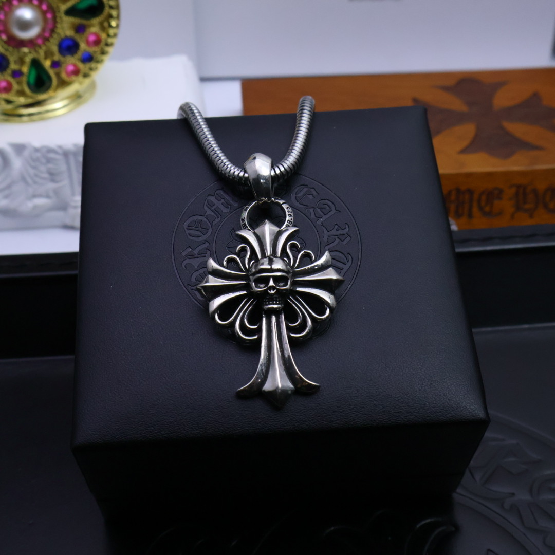 NO:113524,[Recommended for hot products] Croxin necklace, handsome Croxin necklace, different pattern design styles, presenting unique cross, Scout flowers are the logo of Croxin, so they last longer, genuine version Chrome Hearts, different market, ordinary light version, comparison quality, retro and old gray oxygen level. ~Fashion and fashion essentials, both men and women can wear, trendy fashion, rock punk silver style, retro elements, couples, the same style is very fashionable, manufacturer direct sales, personality, versatile trend and versatile style. This model has been released, Croxin's hot-selling model is very easy to match with fashionable clothes, jewelry, chrome hearts, chrome hearts, chrome hearts, necklace19860909批［爆款推荐］ 克罗心项链,帅爆了克罗心项链 造型不同的花纹设计风格 呈现出与众不同 十字架 童军花是克罗心的标志所以更经久不衰 正品打版Chrome Hearts克罗心区别市场普通轻版对版对标品质 复古做旧灰氧程度.～潮流时尚必备 男女均可佩戴 潮流时尚,摇滚朋克泰银风格 复古元素 情侣同款时尚感十足厂家直销,个性百搭潮流百搭款. 这款一直在出 克罗心里面热卖款 非常好搭配时尚衣服,饰品精品,chrome hearts,chrome hearts,necklace,Jewelry