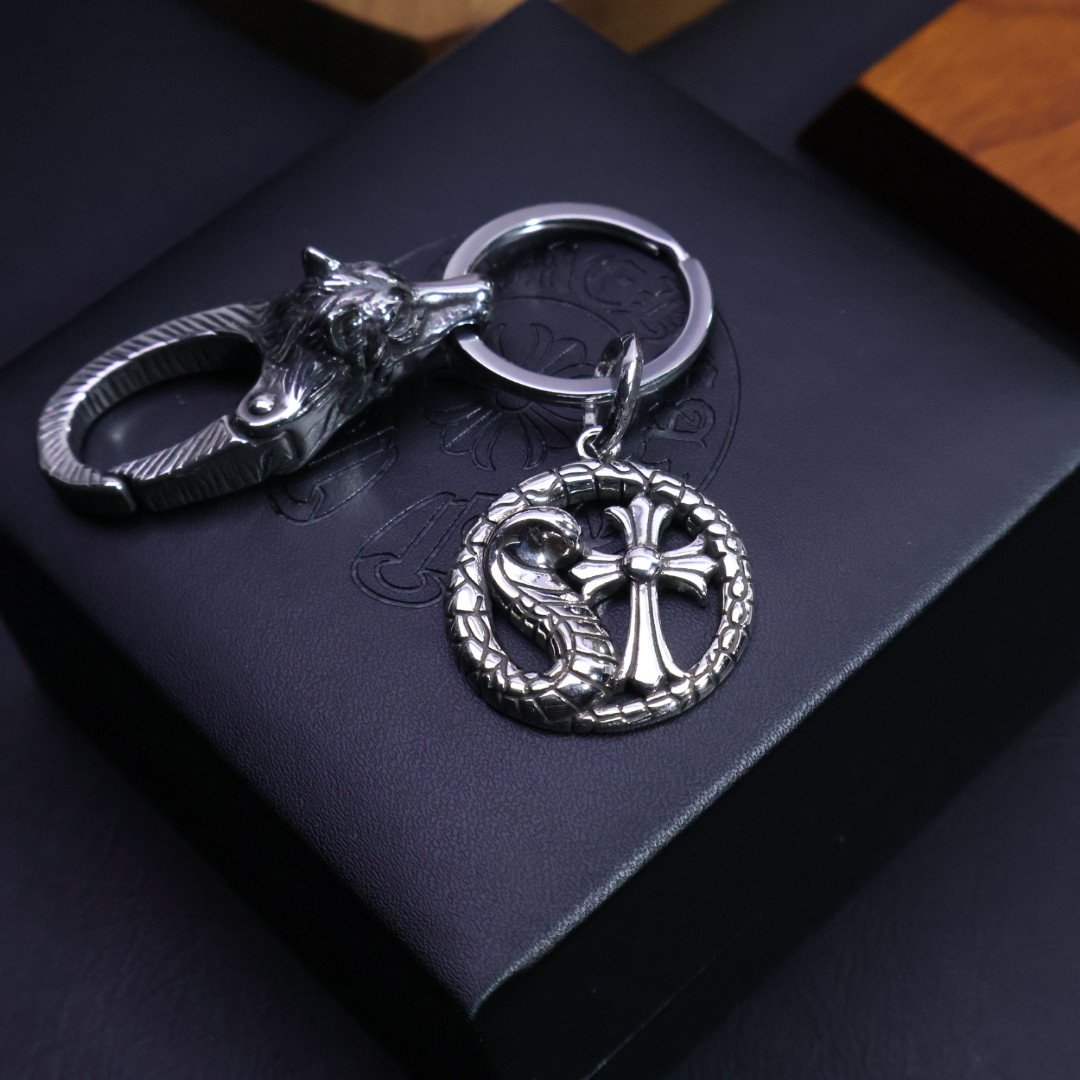 NO:109328,Batch [2025 trend recommendation] Croxin keychain pendant pants bag pendant, first-class workmanship and texture. Small details enhance the overall taste, and it is simply cool to match. Croxin silver jewelry is handmade by workers, with a full workmanship and texture, and the style is old and rough. When making it, it deliberately retains the black after silver oxidation, and then polished and polished. Soft gray and black shadows are added to the shiny silver surface. The layering is very obvious, which can be said to be a meticulous work. Full texture, super easy to match, can be used as a keychain or a bag ornament. High-end and atmospheric, and it is also super cool to give to people. Elegant jewelry, chrome hearts, keychain19860909批 ［2025潮流推荐］克罗心钥匙扣挂件裤包挂件 做工、质感一流.小细节提升本身整体品味, 搭配起来简直酷毙了.克罗心银饰经过工人手工打制,做工、质感十足,风格作旧粗犷,制作时故意保留银氧化后的黑色,卖氧化后再进行抛光打磨,在闪亮的银面上添加了柔和灰色和黑色的暗影,层次感非常明显,可谓精工细作. 满满的质感 超级好搭 可以当钥匙扣 也可以当包挂饰 高端大气 送人也超酷的,饰品精品,chrome hearts,keychain,Jewelry
