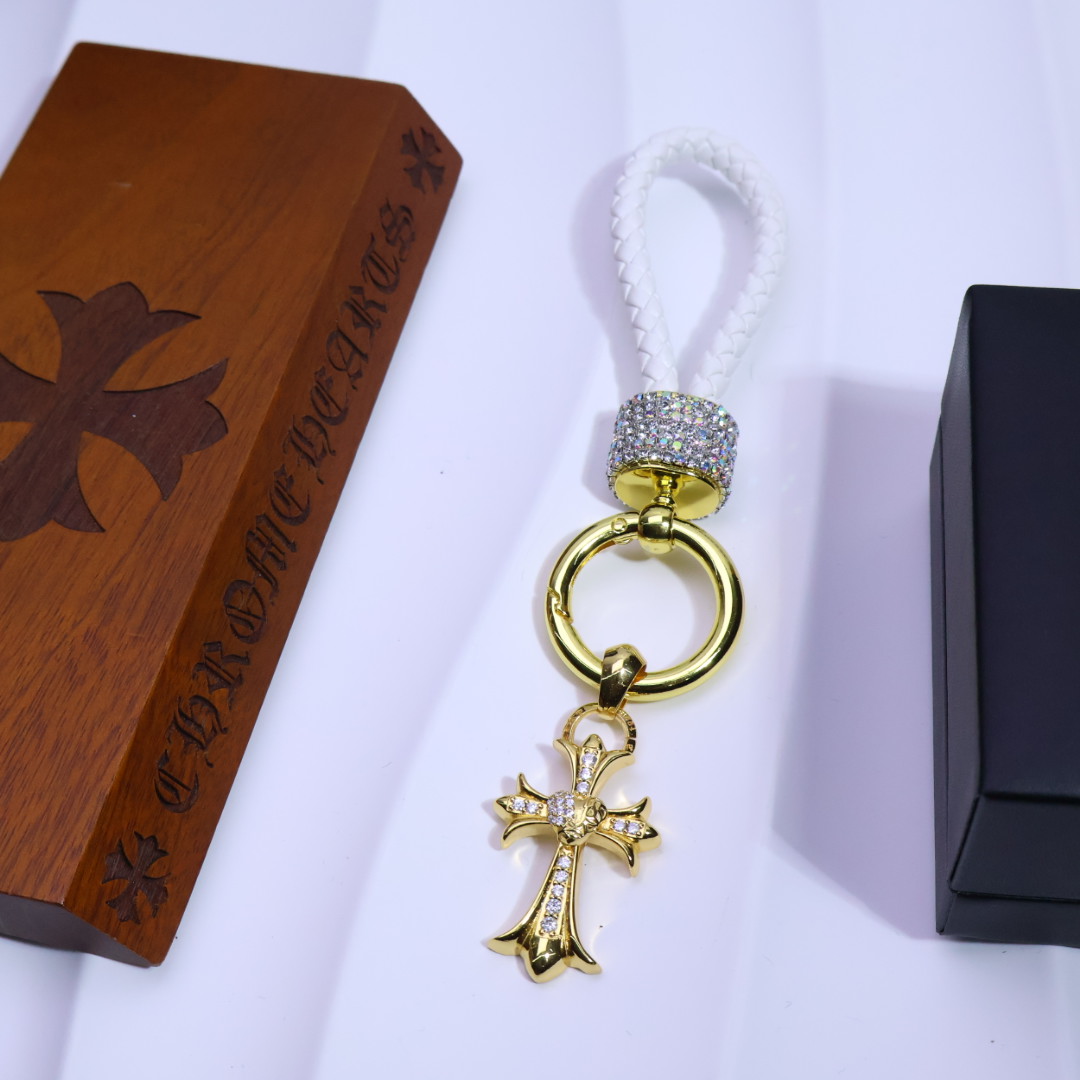 NO:109823,The light luxury electroplated diamond-inlaid Croxin pendant car keychain is simply a delicious dish for fashionable girls!  Imported sheepskin is carefully woven, with a delicate and durable touch. The original white steel gun color hardware is super durable for corrosion resistance, and it is matched with a shiny diamond, making the texture full!  Every detail is perfect, completely different from the currency on the street. The classic design is never out of date. No matter when you take it out, it is exquisite and eye-catching. You won’t lose money by buying it!  , jewelry boutique, chrome hearts, keychain, sheepskin19860909批（精工版本）轻奢的电镀镶钻克罗心挂件车钥匙扣,简直是时尚女生的天菜！ 进口羊皮精心编织,触感细腻又耐用.原版白钢枪色五金,抗腐蚀超耐用,和亮闪闪的钻搭配在一起,质感拉满！每一处细节都做到极致,跟那些满大街的通货完全不一样. 经典设计永不过时,不管什么时候拿出来,都是精致又吸睛.入手不亏,买它！,饰品精品,chrome hearts,keychain,sheepskin,Jewelry