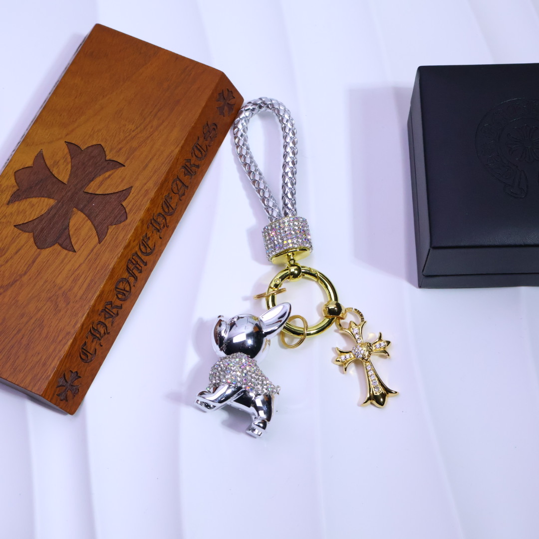 NO:109829,Are you still worried about not finding a car keychain that highlights your taste?  This high-end light luxury electroplated diamond-set Croxin keychain is definitely your savior!  It is made of genuine imported sheepskin weaving, soft and tough, with delicate texture. The original white steel gun color hardware is paired with bright rhinestones, full of texture and shows luxury in the details. The real material is by no means comparable to the shoddy currency on the market. The classic design is never out of date, and the casual matching shows a fashionable attitude. If you also pursue quality and uniqueness, this keychain is closed!  , jewelry boutique, chrome hearts, keychain, sheepskin19860909批还在为找不到一款彰显品味的车钥匙扣而烦恼？这款高档轻奢电镀镶钻克罗心钥匙扣,绝对是你的救星！ 它采用真正的进口羊皮编织,柔软坚韧,纹理细腻.原版白钢枪色五金,搭配璀璨水钻,质感满满,在细节处彰显奢华. 真材实料,绝非市面上粗制滥造的通货可比.经典的设计永不过时,随意搭配都尽显时尚态度. 如果你也追求品质与独特,这款钥匙扣闭眼入！,饰品精品,chrome hearts,keychain,sheepskin,Jewelry