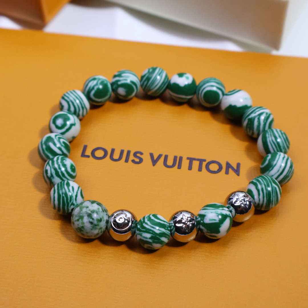 NO:110357,New fashion!  This string of LV presbyterian bracelet is a must-have ticket for trendy people~ If you wear it, blow up the street immediately, the focus on the street is you!  The factory direct supply price breaks through the bottom price, high cost performance and gods. 1:1 replicate authentic craftsmanship, the old-fashioned pattern is three-dimensional and the material feels exactly the same. The classic Monogram presbyterian totem is blessed, and every move is luxurious. It becomes fashionable icon in seconds, and the trendy C position is easy to grasp!  10mm, jewelry boutique, louis vuitton19860909批 新风尚！ 这串LV老花手串,就是潮人必备的入场券～ 戴上即刻炸街,街头焦点非你莫属！ 工厂直供价击穿底价,高性价比封神 1:1复刻正品工艺,老花纹路立体入微,材质触感如出一辙 经典Monogram老花图腾加持,举手投足皆是奢品格调 秒变时尚icon,潮流C位轻松拿捏！10mm,饰品精品,louis vuitton,Jewelry