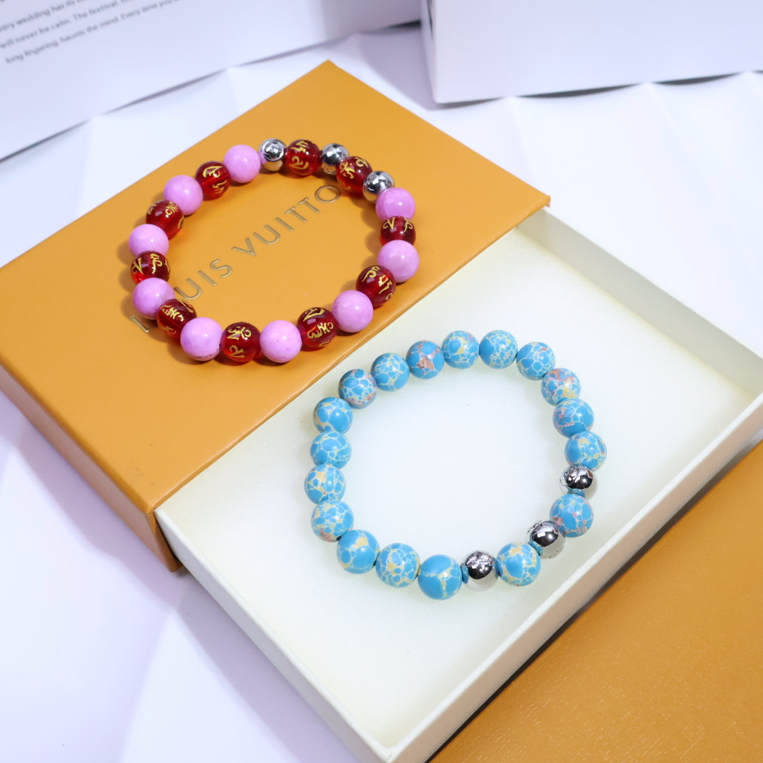 NO:110360,Batch collection pictures new trend!  This string of LV presbyterian bracelet is a must-have ticket for trendy people~ If you wear it, blow up the street immediately, the focus on the street is you!  The factory direct supply price breaks through the bottom price, high cost performance and gods. 1:1 replicate authentic craftsmanship, the old-fashioned pattern is three-dimensional and the material feels exactly the same. The classic Monogram presbyterian totem is blessed, and every move is luxurious. It becomes fashionable icon in seconds, and the trendy C position is easy to grasp!  10mm, jewelry boutique, louis vuitton19860909批 集合图新风尚！ 这串LV老花手串,就是潮人必备的入场券～ 戴上即刻炸街,街头焦点非你莫属！ 工厂直供价击穿底价,高性价比封神 1:1复刻正品工艺,老花纹路立体入微,材质触感如出一辙 经典Monogram老花图腾加持,举手投足皆是奢品格调 秒变时尚icon,潮流C位轻松拿捏！10mm,饰品精品,louis vuitton,Jewelry