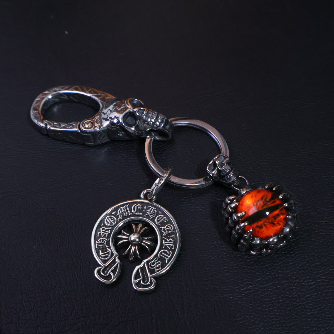 NO:110363,Batch [2025 trend recommendation] Croxin keychain pendant pants bag pendant, first-class workmanship and texture. Small details enhance the overall taste, and it is simply cool to match. Croxin silver jewelry is handmade by workers, with a full workmanship and texture, and the style is old and rough. When making it, it deliberately retains the black after oxidation of 925 silver, and then polished and polished after selling oxidation. It adds soft gray and black shadows to the shiny silver surface. The layering is very obvious, which can be said to be a meticulous work. Full texture, super easy to match, can be used as a keychain or a bag ornament. High-end and atmospheric, and it is also super cool to give to people. Boutique jewelry, chrome hearts, keychain19860909批 ［2025潮流推荐］克罗心钥匙扣挂件裤包挂件 做工、质感一流.小细节提升本身整体品味, 搭配起来简直酷毙了.克罗心银饰经过工人手工打制,做工、质感十足,风格作旧粗犷,制作时故意保留925银氧化后的黑色,卖氧化后再进行抛光打磨,在闪亮的银面上添加了柔和灰色和黑色的暗影,层次感非常明显,可谓精工细作. 满满的质感 超级好搭 可以当钥匙扣 也可以当包挂饰 高端大气 送人也超酷的,饰品精品,chrome hearts,keychain,Jewelry