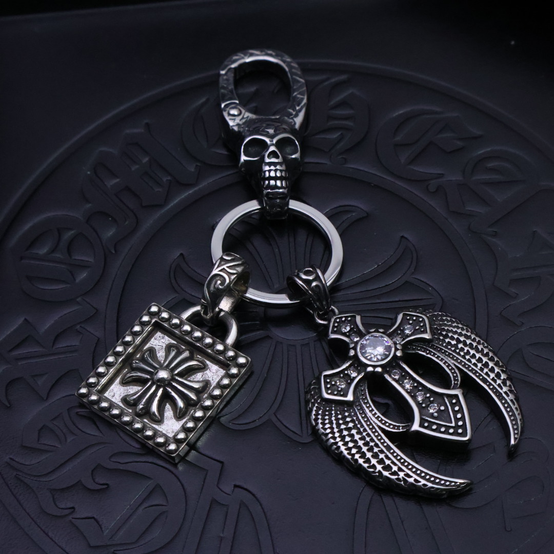 NO:111039,Batch [2025 trend recommendation] Croxin keychain pendant pants bag pendant, first-class workmanship and texture. Small details enhance the overall taste, and it is simply cool to match. Croxin silver jewelry is handmade by workers, with a full workmanship and texture, and the style is old and rough. When making it, it deliberately retains the black after oxidation of 925 silver, and then polished and polished after selling oxidation. It adds soft gray and black shadows to the shiny silver surface. The layering is very obvious, which can be said to be a meticulous work. Full texture, super easy to match, can be used as a keychain or a bag ornament. High-end and atmospheric, and it is also super cool to give to people. Boutique jewelry, chrome hearts, keychain19860909批 ［2025潮流推荐］克罗心钥匙扣挂件裤包挂件 做工、质感一流.小细节提升本身整体品味, 搭配起来简直酷毙了.克罗心银饰经过工人手工打制,做工、质感十足,风格作旧粗犷,制作时故意保留925银氧化后的黑色,卖氧化后再进行抛光打磨,在闪亮的银面上添加了柔和灰色和黑色的暗影,层次感非常明显,可谓精工细作. 满满的质感 超级好搭 可以当钥匙扣 也可以当包挂饰 高端大气 送人也超酷的,饰品精品,chrome hearts,keychain,Jewelry