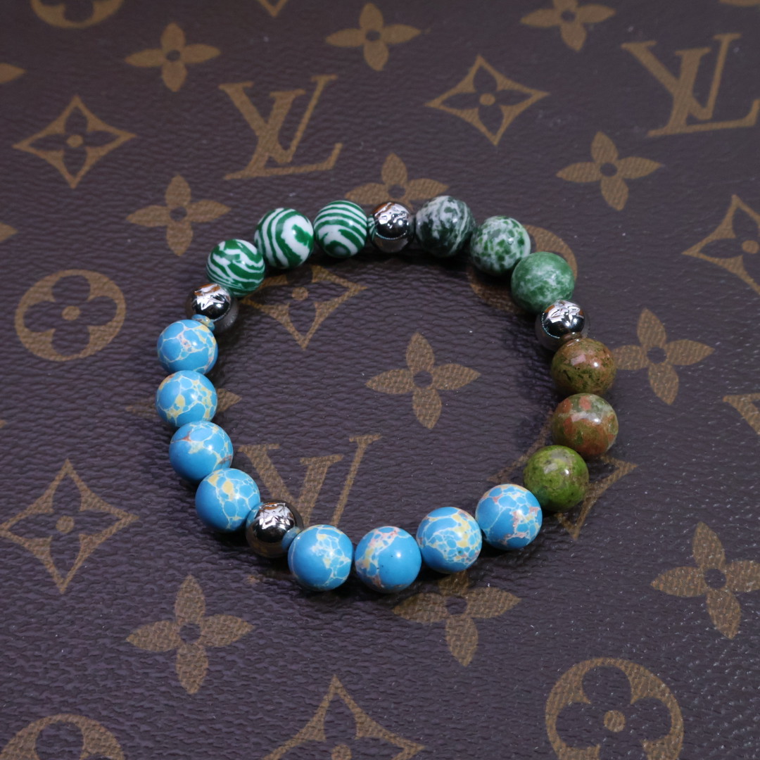 NO:111043,A new trend!  This string of LV presbyterian bracelet is a must-have ticket for trendy people~ If you wear it, blow up the street immediately, the focus on the street is you!  The factory direct supply price breaks through the bottom price, high cost performance and gods. 1:1 replicate authentic craftsmanship, the old-fashioned pattern is three-dimensional and the material feels exactly the same. The classic Monogram presbyterian totem is blessed, and every move is luxurious. It becomes fashionable icon in seconds, and the trendy C position is easy to grasp!  10mm, jewelry boutique, louis vuitton19860909新风尚！ 这串LV老花手串,就是潮人必备的入场券～ 戴上即刻炸街,街头焦点非你莫属！ 工厂直供价击穿底价,高性价比封神 1:1复刻正品工艺,老花纹路立体入微,材质触感如出一辙 经典Monogram老花图腾加持,举手投足皆是奢品格调 秒变时尚icon,潮流C位轻松拿捏！10mm,饰品精品,louis vuitton,Jewelry