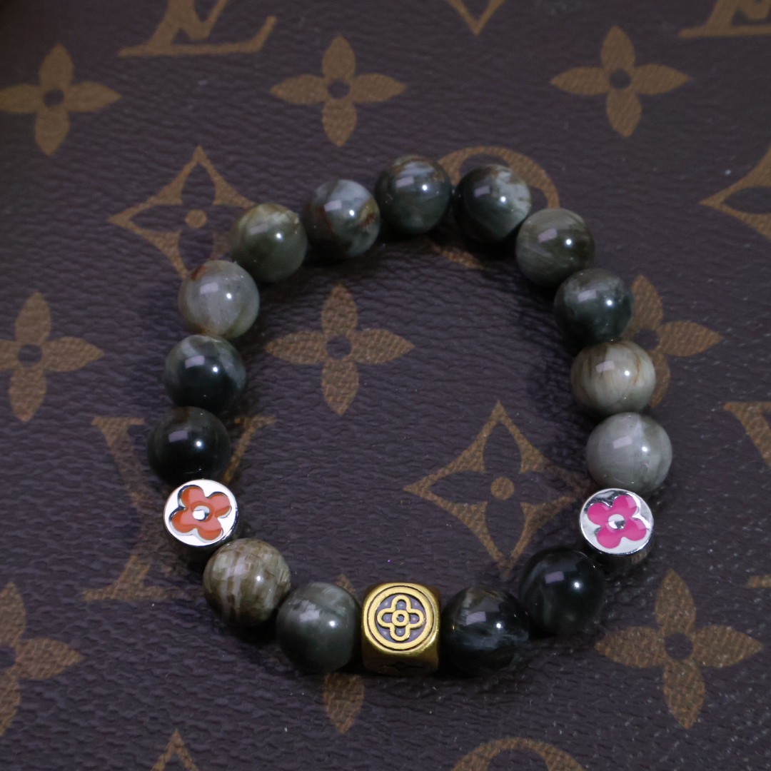 NO:111034,A new trend!  This LV presbyterian bracelet is a must-have ticket for trendy people~ You must wear it immediately and focus on the street!  1:1 Replicate the authentic craftsmanship, the old flower pattern is three-dimensional and the material feels exactly the same. The classic Monogram presbyterian totem is blessed, and every move is luxurious. It becomes fashionable icon in seconds, and the trendy C position is easy to grasp!  10mm, jewelry boutique, louis vuitton19860909新风尚！ 这串LV老花手串,就是潮人必备的入场券～ 戴上即刻街头焦点非你莫属！ 1:1复刻正品工艺,老花纹路立体入微,材质触感如出一辙 经典Monogram老花图腾加持,举手投足皆是奢品格调 秒变时尚icon,潮流C位轻松拿捏！10mm,饰品精品,louis vuitton,Jewelry
