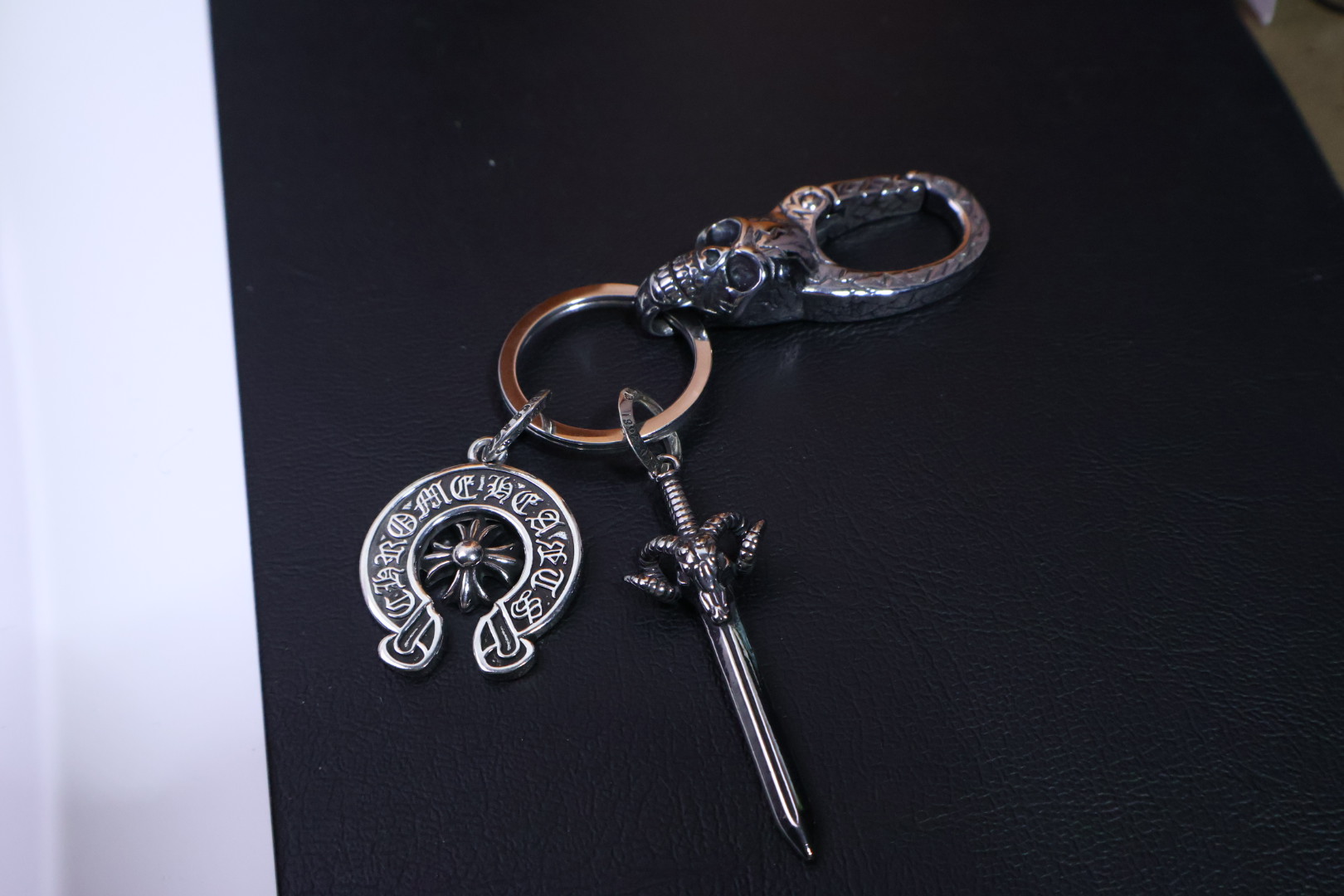 NO:111040,Croxin keychain pendant pants bag pendant, the workmanship and texture are first-class. Small details enhance the overall taste, and it is simply cool to match. Croxin silver jewelry is handmade by workers. It has a lot of workmanship and texture, and the style is old and rough. When making it, it deliberately retains the black after oxidation of 925 silver. After selling it, it is polished and polished. It adds soft gray and black shadows to the shiny silver surface. The layering is very obvious, which can be said to be a meticulous work. It is full of texture. It can be used as a keychain or as a bag ornament. High-end and atmospheric. It is also super cool to give to people. The jewelry is boutique, chrome hearts, keychain19860909批 克罗心钥匙扣挂件裤包挂件 做工、质感一流.小细节提升本身整体品味, 搭配起来简直酷毙了.克罗心银饰经过工人手工打制,做工、质感十足,风格作旧粗犷,制作时故意保留925银氧化后的黑色,卖氧化后再进行抛光打磨,在闪亮的银面上添加了柔和灰色和黑色的暗影,层次感非常明显,可谓精工细作. 满满的质感 超级好搭 可以当钥匙扣 也可以当包挂饰 高端大气 送人也超酷的,饰品精品,chrome hearts,keychain,Jewelry