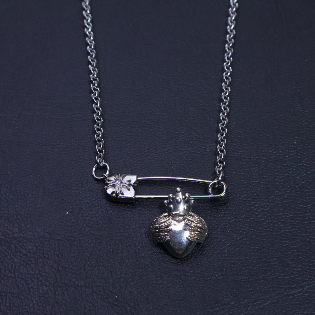 NO:111469,It depends on it to advance the dressing!  Crosin brooch chain, crossbow shape is recognizable, sharp edges and corners show unruly attitude. Don’t use the neckline to add highlights to the simple outfit; as a necklace, it is the finishing touch, making the overall look instantly outstanding., jewelry boutique, chrome hearts, necklace, brooch, breastpin19860909批穿搭进阶全靠它！克罗心胸针链,十字花造型极具辨识度,尖锐棱角彰显不羁态度.别在领口,为简约穿搭增添亮点；当作项链,更是点睛之笔,让整体look瞬间出彩 .,饰品精品,chrome hearts,necklace,brooch，breastpin,Jewelry